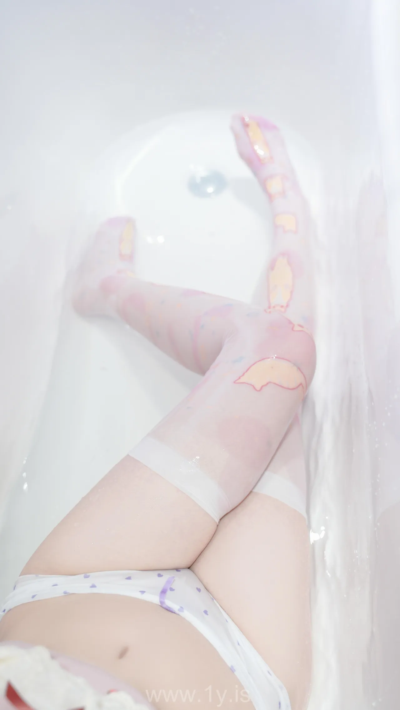 爆机少女喵小吉MiaoXiaoJi NO.028 (XiaoJi Wearing Anime Printed Stockings)小吉的雪糕时间