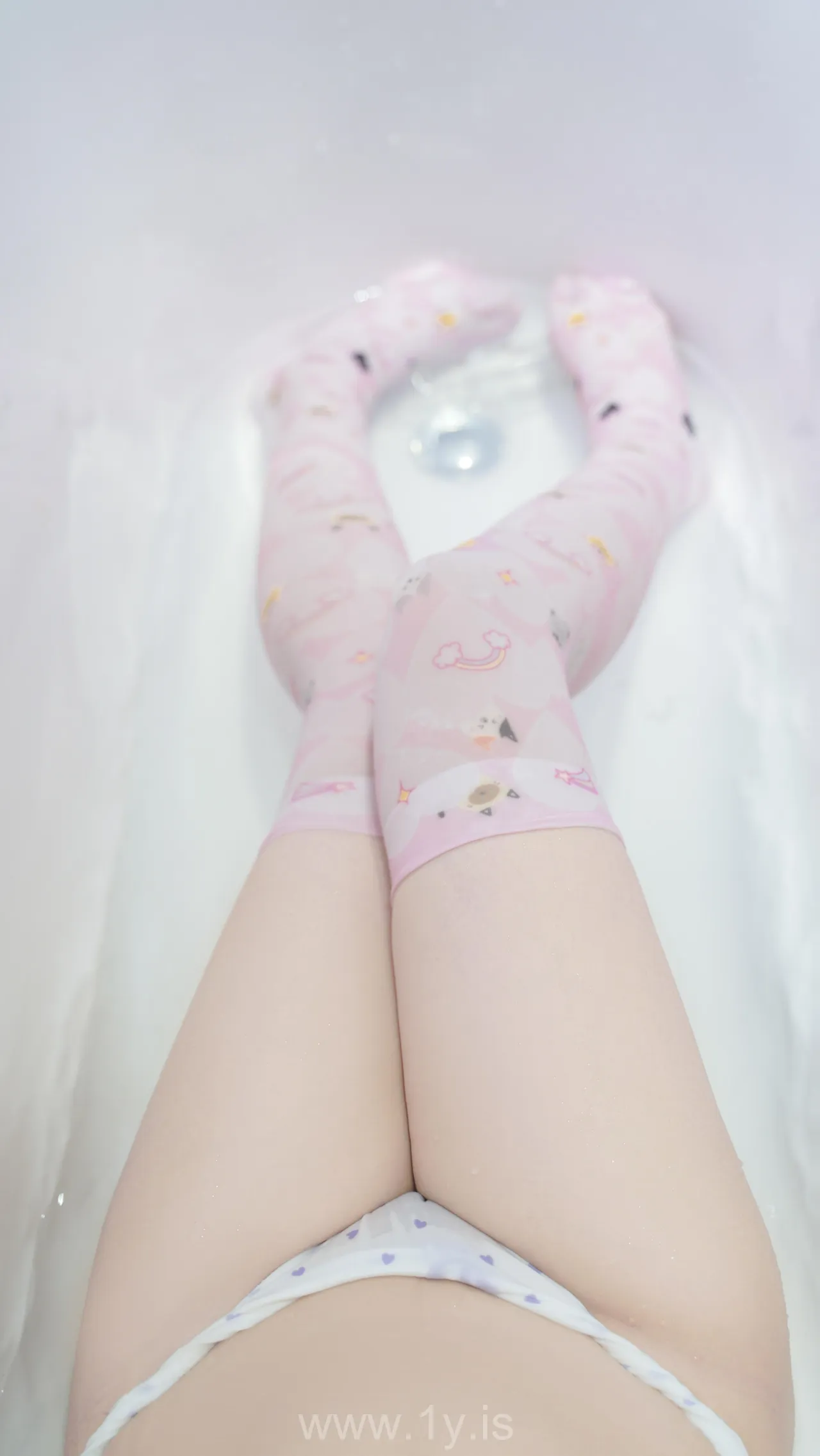 爆机少女喵小吉MiaoXiaoJi NO.028 (XiaoJi Wearing Anime Printed Stockings)小吉的雪糕时间