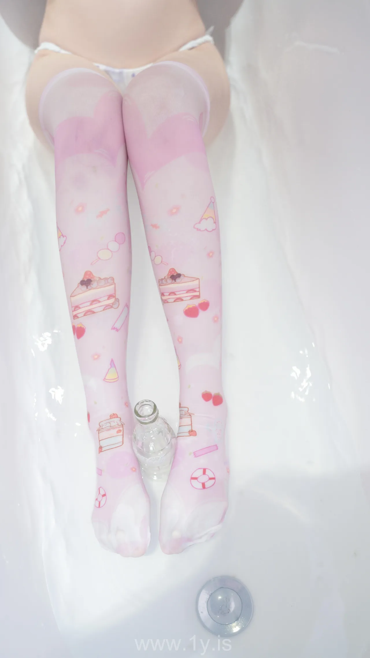 爆机少女喵小吉MiaoXiaoJi NO.028 (XiaoJi Wearing Anime Printed Stockings)小吉的雪糕时间
