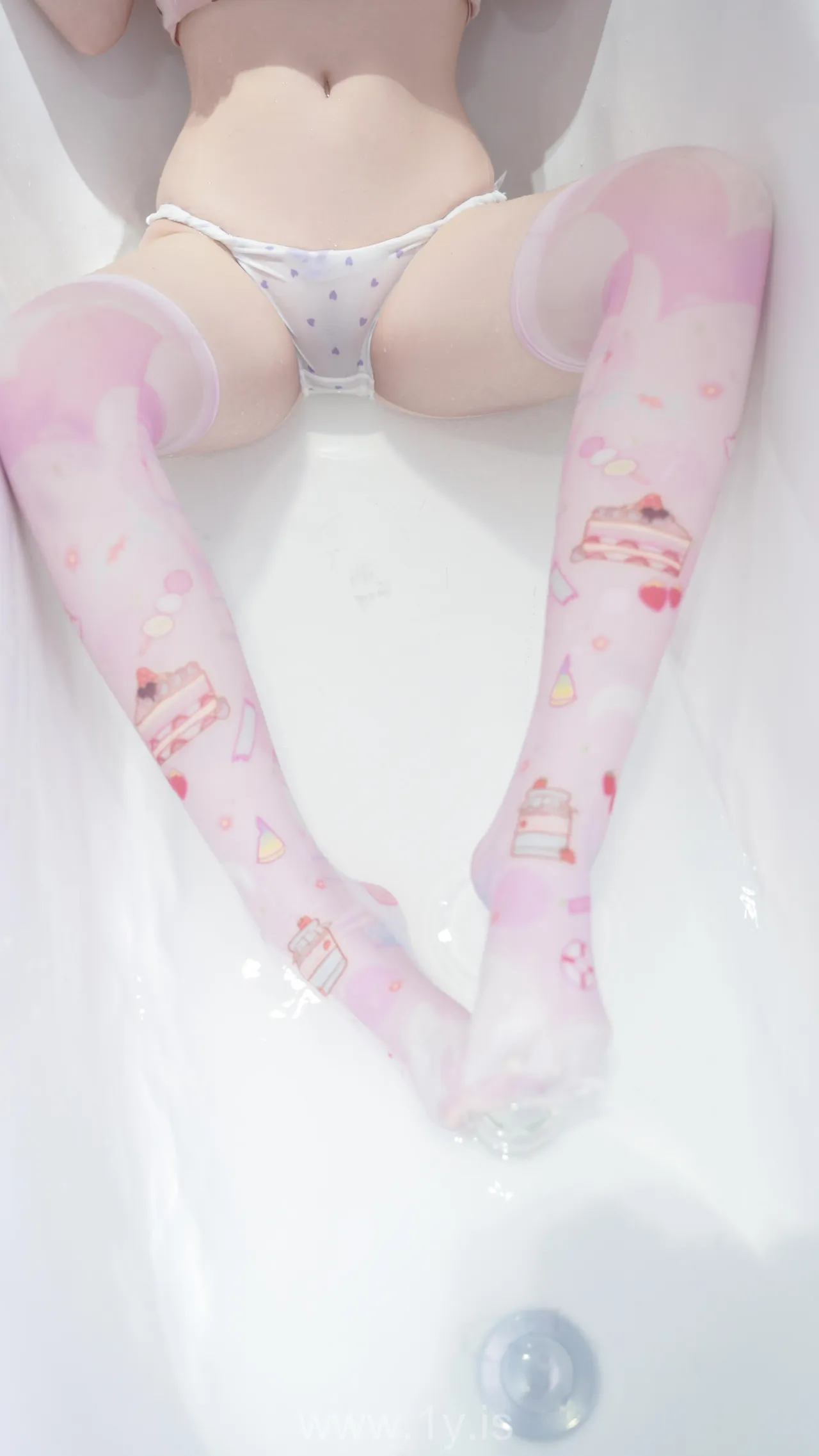 爆机少女喵小吉MiaoXiaoJi NO.028 (XiaoJi Wearing Anime Printed Stockings)小吉的雪糕时间