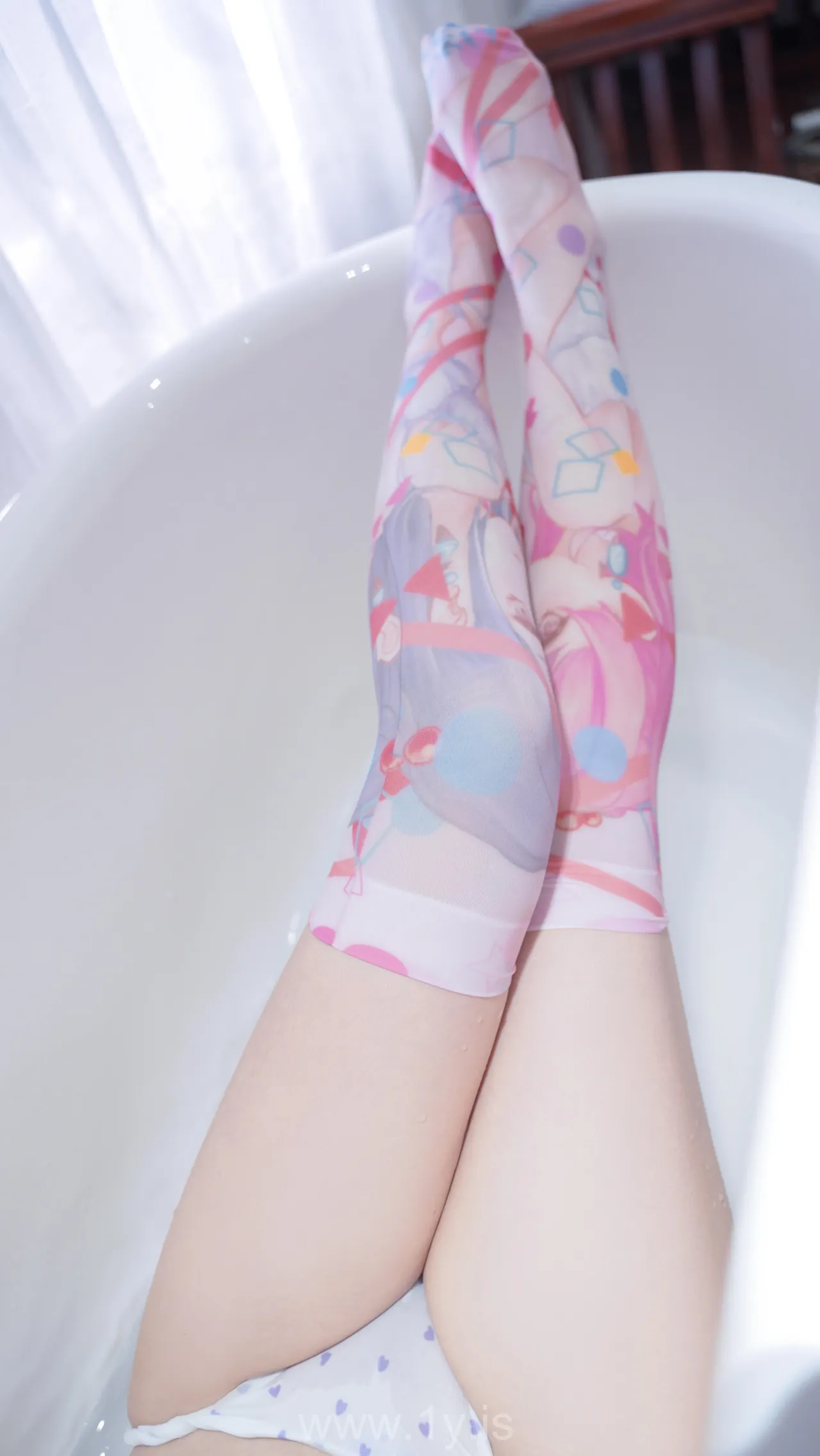 爆机少女喵小吉MiaoXiaoJi NO.028 (XiaoJi Wearing Anime Printed Stockings)小吉的雪糕时间