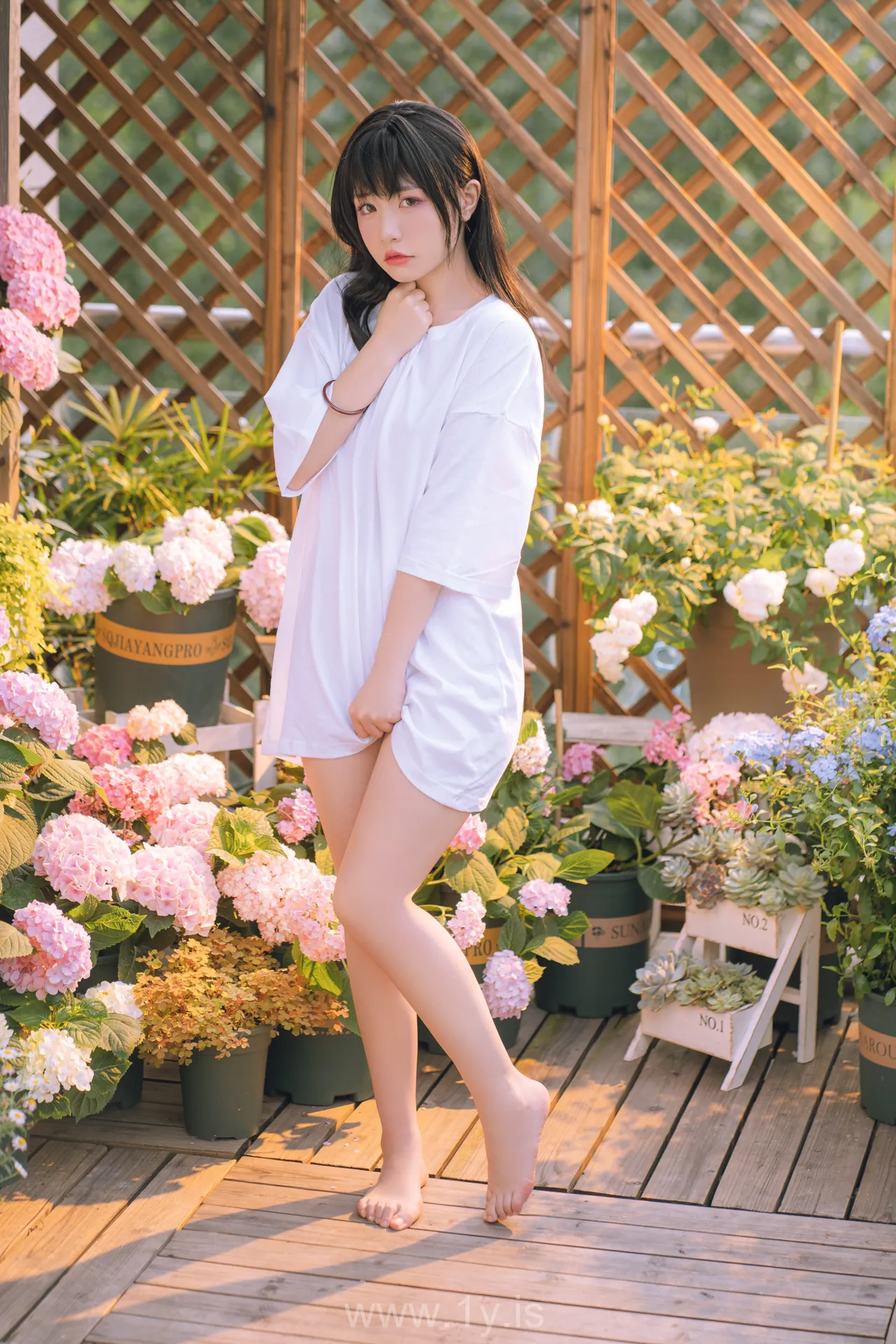 爆机少女喵小吉MiaoXiaoJi NO.036 XiaoJi Is Watering The Flowers(小吉的午后时光完整版)