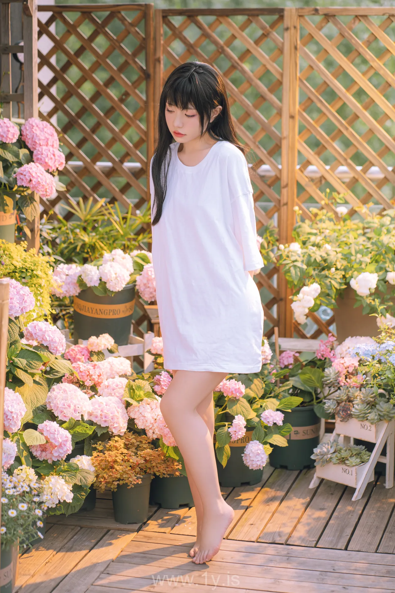 爆机少女喵小吉MiaoXiaoJi NO.036 XiaoJi Is Watering The Flowers(小吉的午后时光完整版)