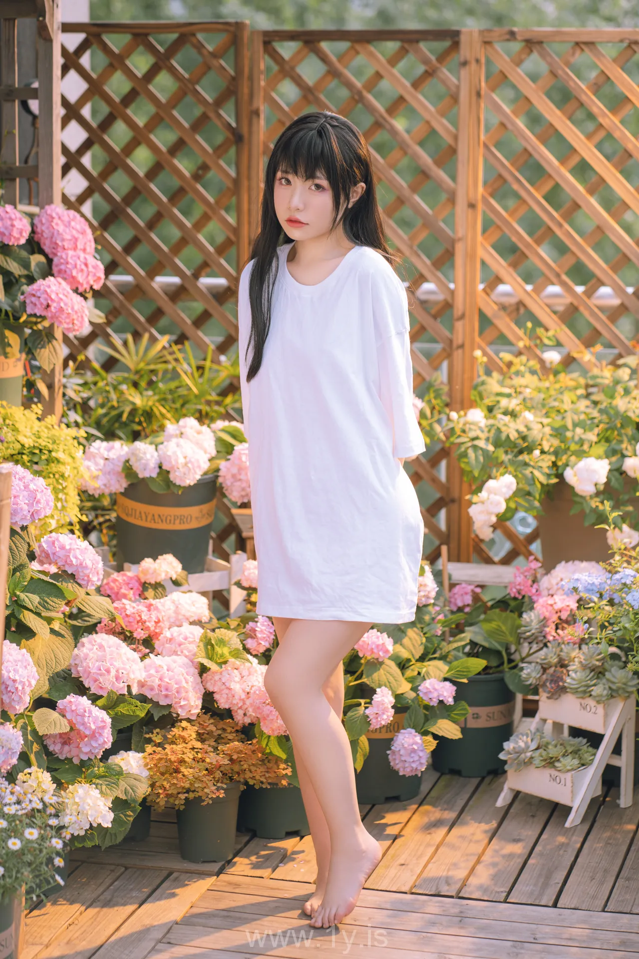 爆机少女喵小吉MiaoXiaoJi NO.036 XiaoJi Is Watering The Flowers(小吉的午后时光完整版)