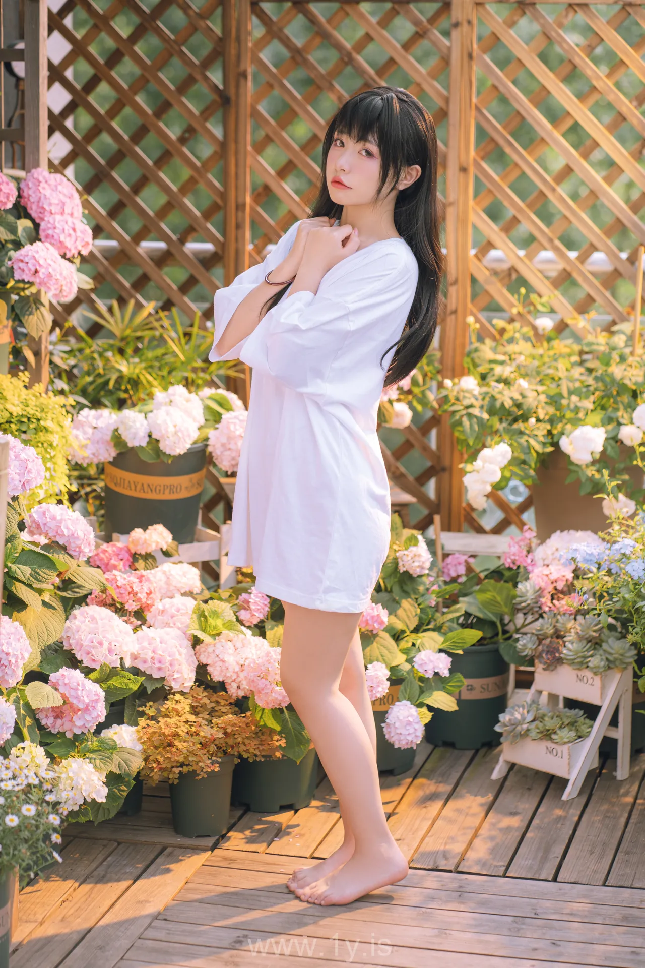 爆机少女喵小吉MiaoXiaoJi NO.036 XiaoJi Is Watering The Flowers(小吉的午后时光完整版)