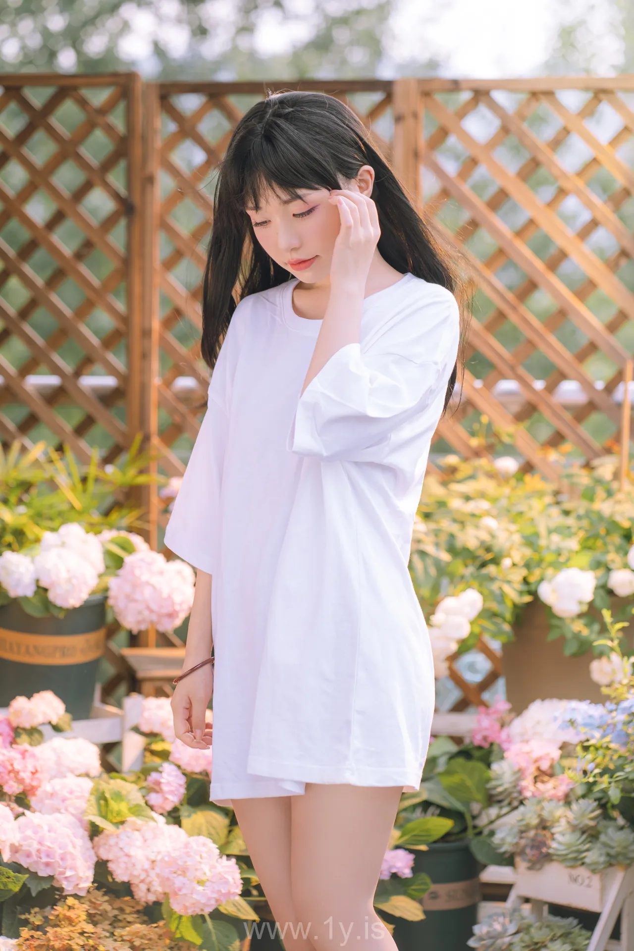 爆机少女喵小吉MiaoXiaoJi NO.036 XiaoJi Is Watering The Flowers(小吉的午后时光完整版)