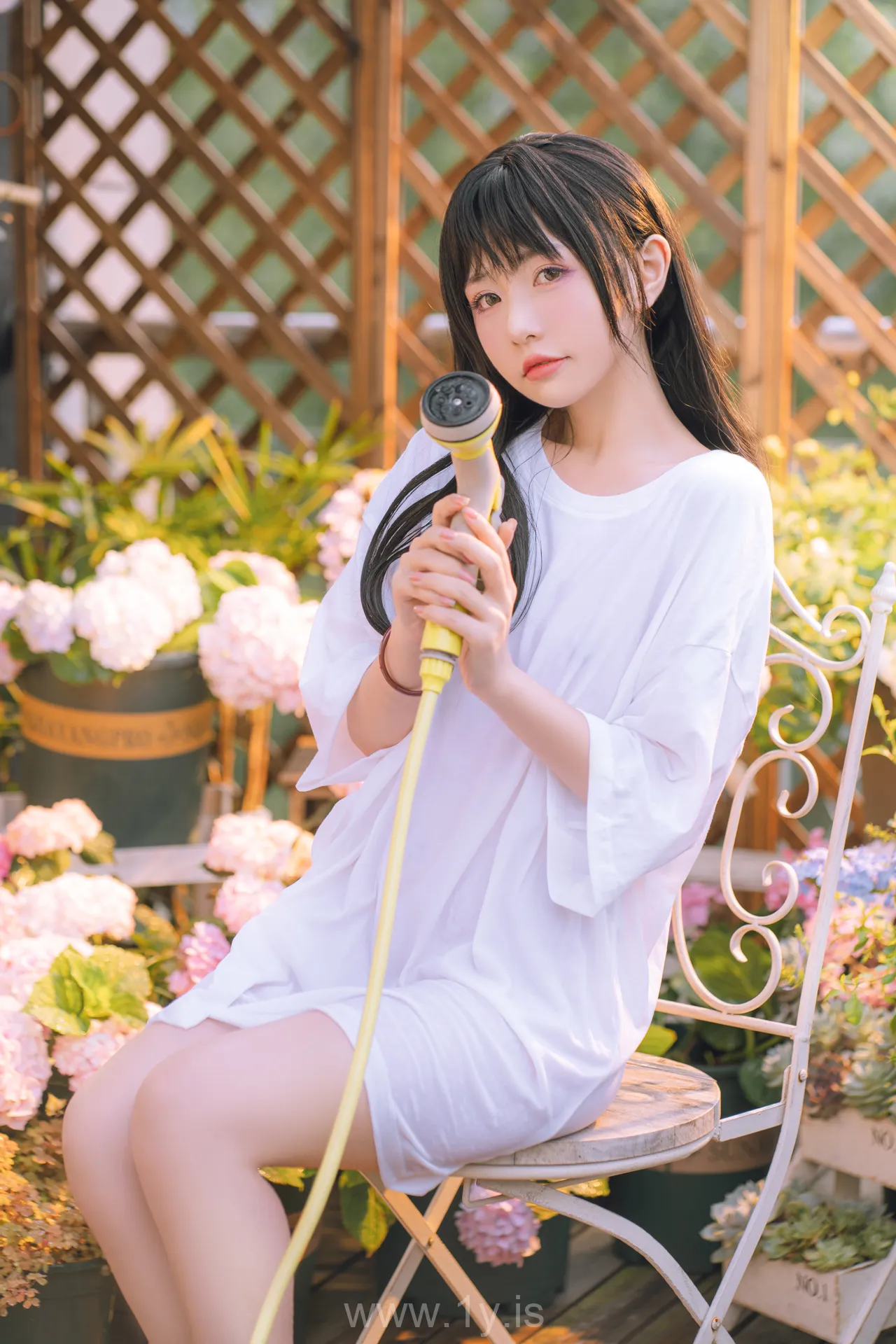 爆机少女喵小吉MiaoXiaoJi NO.036 XiaoJi Is Watering The Flowers(小吉的午后时光完整版)
