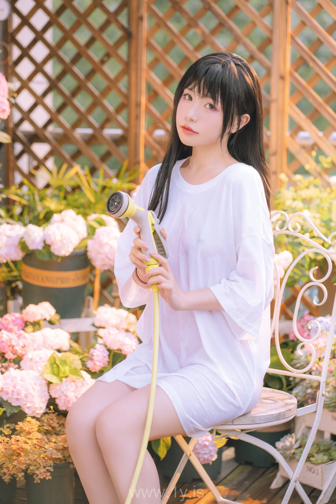 爆机少女喵小吉MiaoXiaoJi NO.036 XiaoJi Is Watering The Flowers(小吉的午后时光完整版)