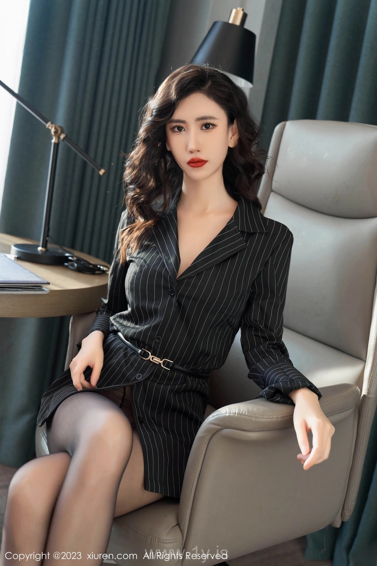 XIUREN(秀人网) NO.6860 Fashionable & Nice-looking Asian Belle 章芃芃