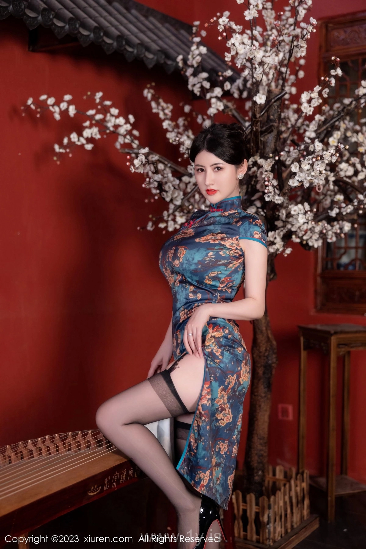 XIUREN(秀人网) No.7051 Classy & Beautiful Chinese Hottie 詩詩kiki
