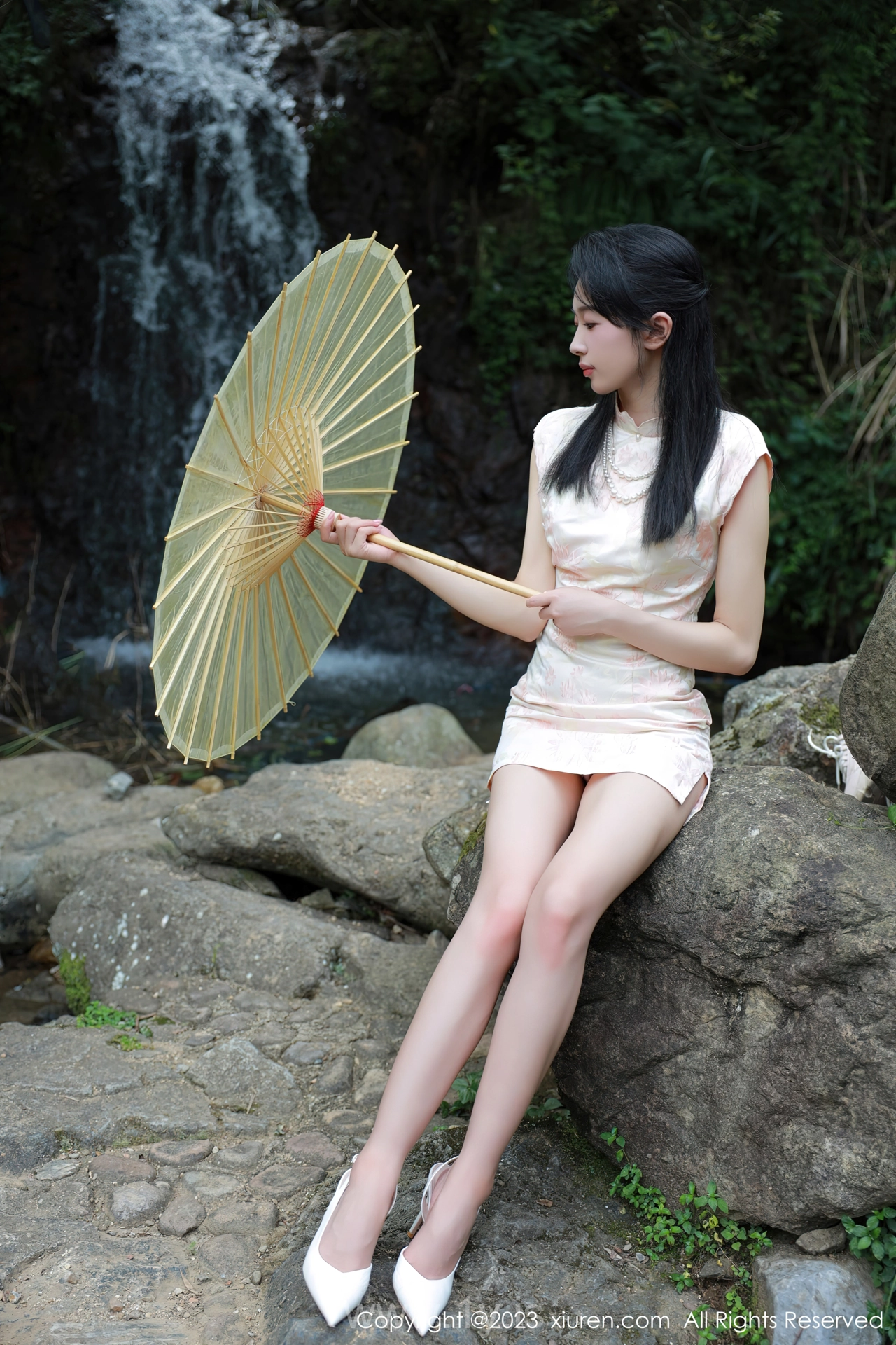 XIUREN(秀人网) No.7234 Pretty Asian Mature Princess 糖豆sisi户外溪边白色旗袍