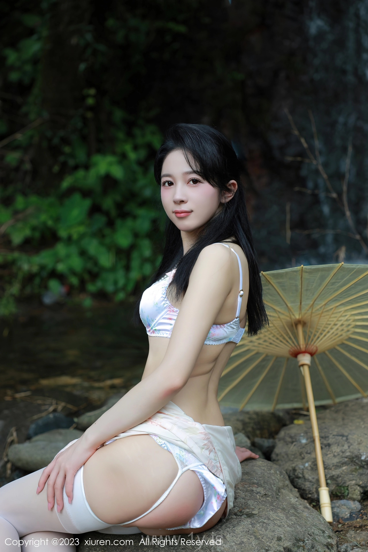 XIUREN(秀人网) No.7234 Pretty Asian Mature Princess 糖豆sisi户外溪边白色旗袍