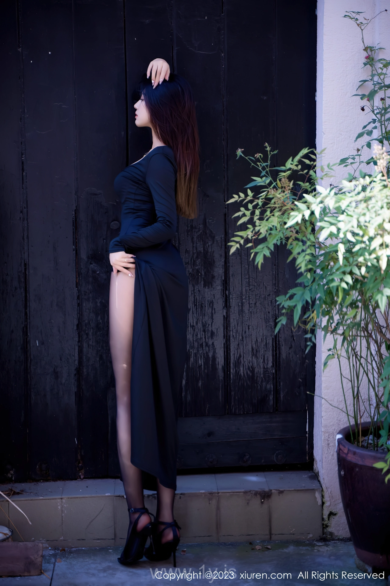 XIUREN(秀人网) No.7293 Breathtaking & Cute Asian Jade 冯木木LRIS玉腿横陈