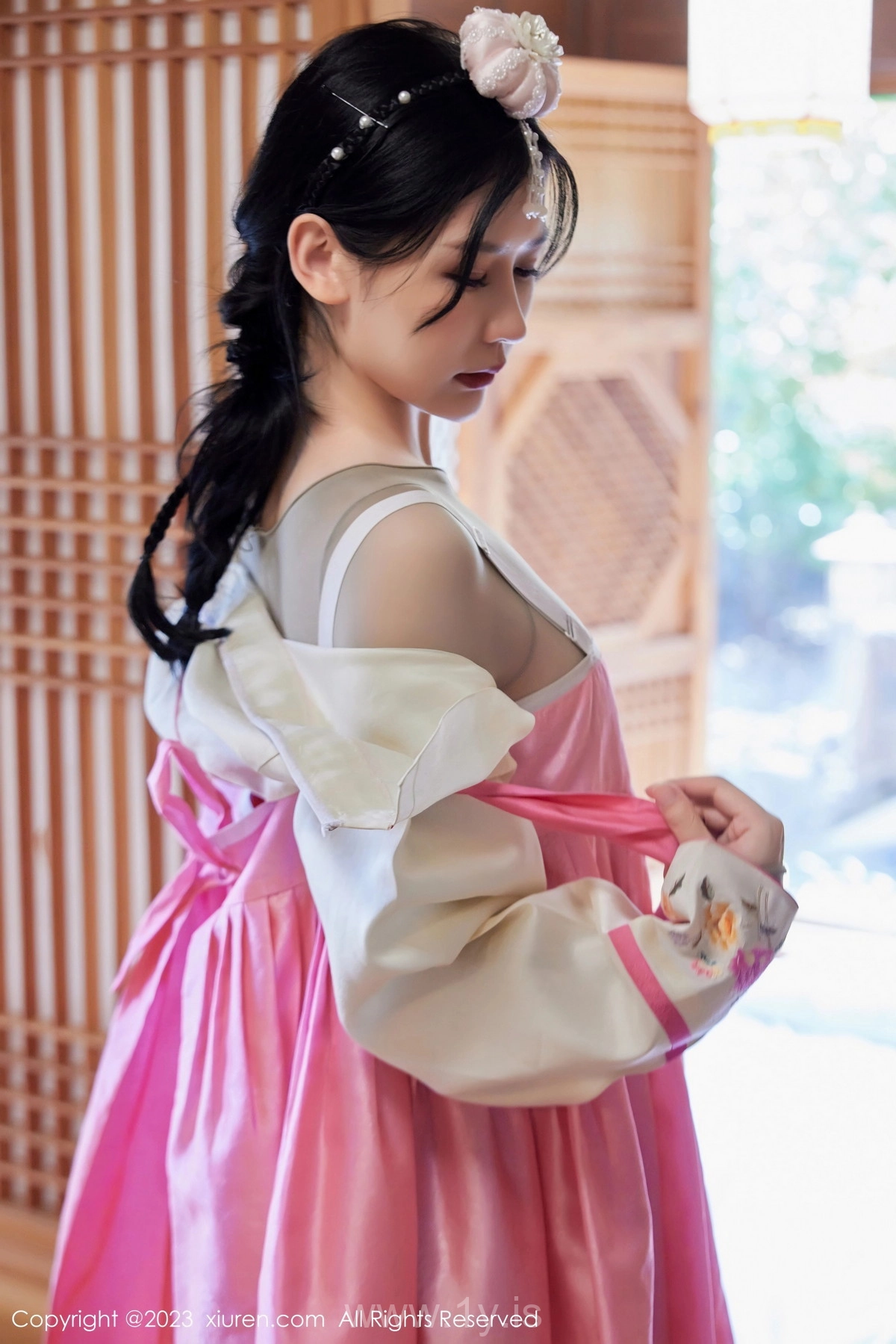 XIUREN(秀人网) No.7564 Refined & Stylish Asian Diva 尹甜甜