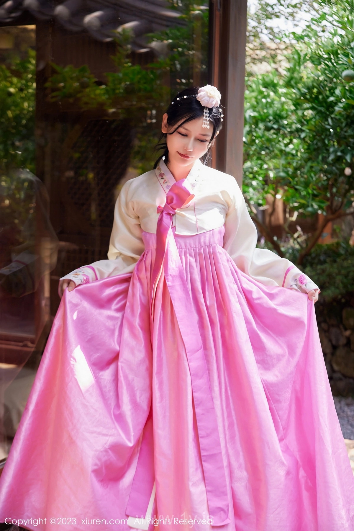 XIUREN(秀人网) No.7564 Refined & Stylish Asian Diva 尹甜甜