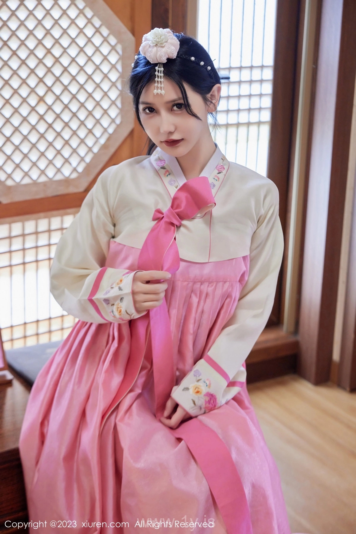 XIUREN(秀人网) No.7564 Refined & Stylish Asian Diva 尹甜甜