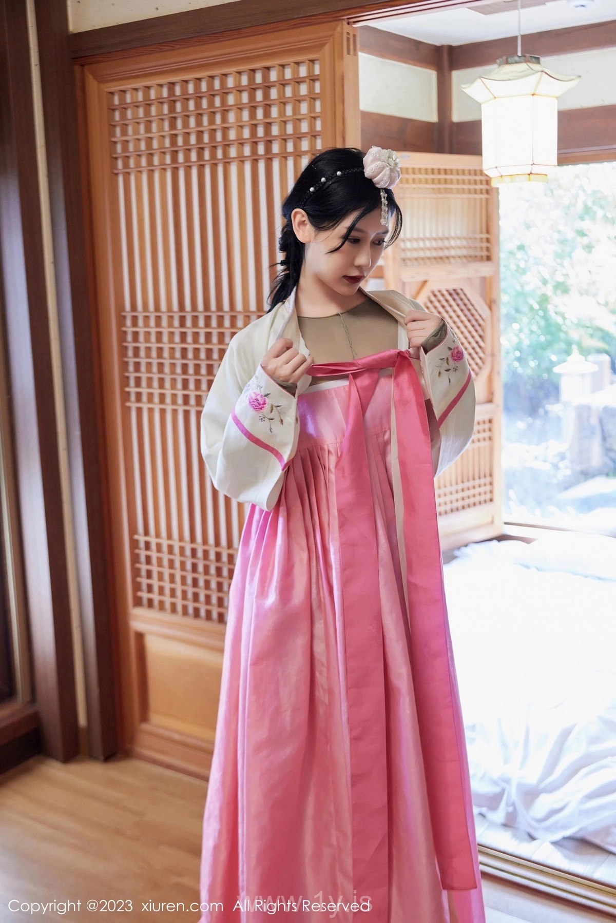 XIUREN(秀人网) No.7564 Refined & Stylish Asian Diva 尹甜甜