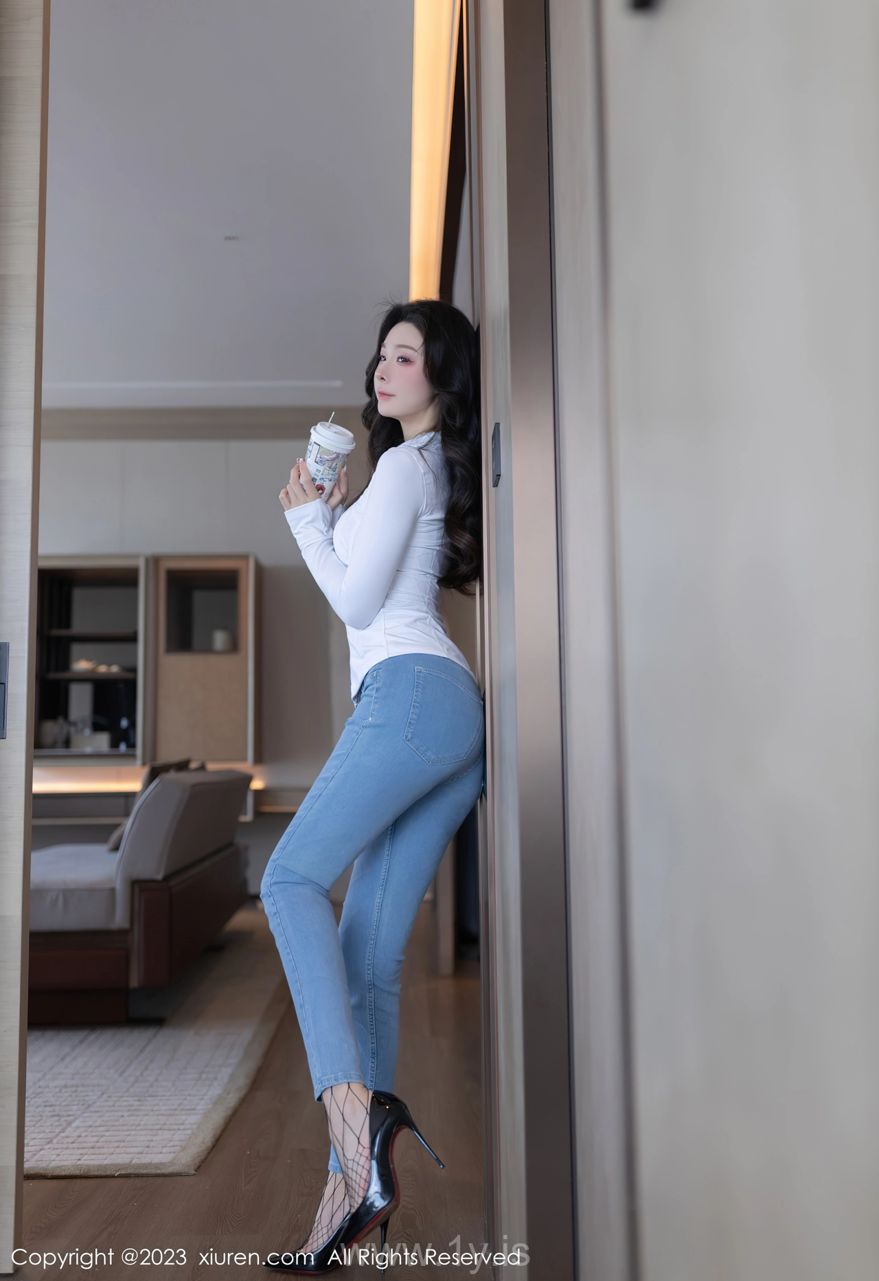 XIUREN(秀人网) No.7639 Playful & Stylish Asian Nymph 小逗逗黑色网格情趣日本旅拍写真