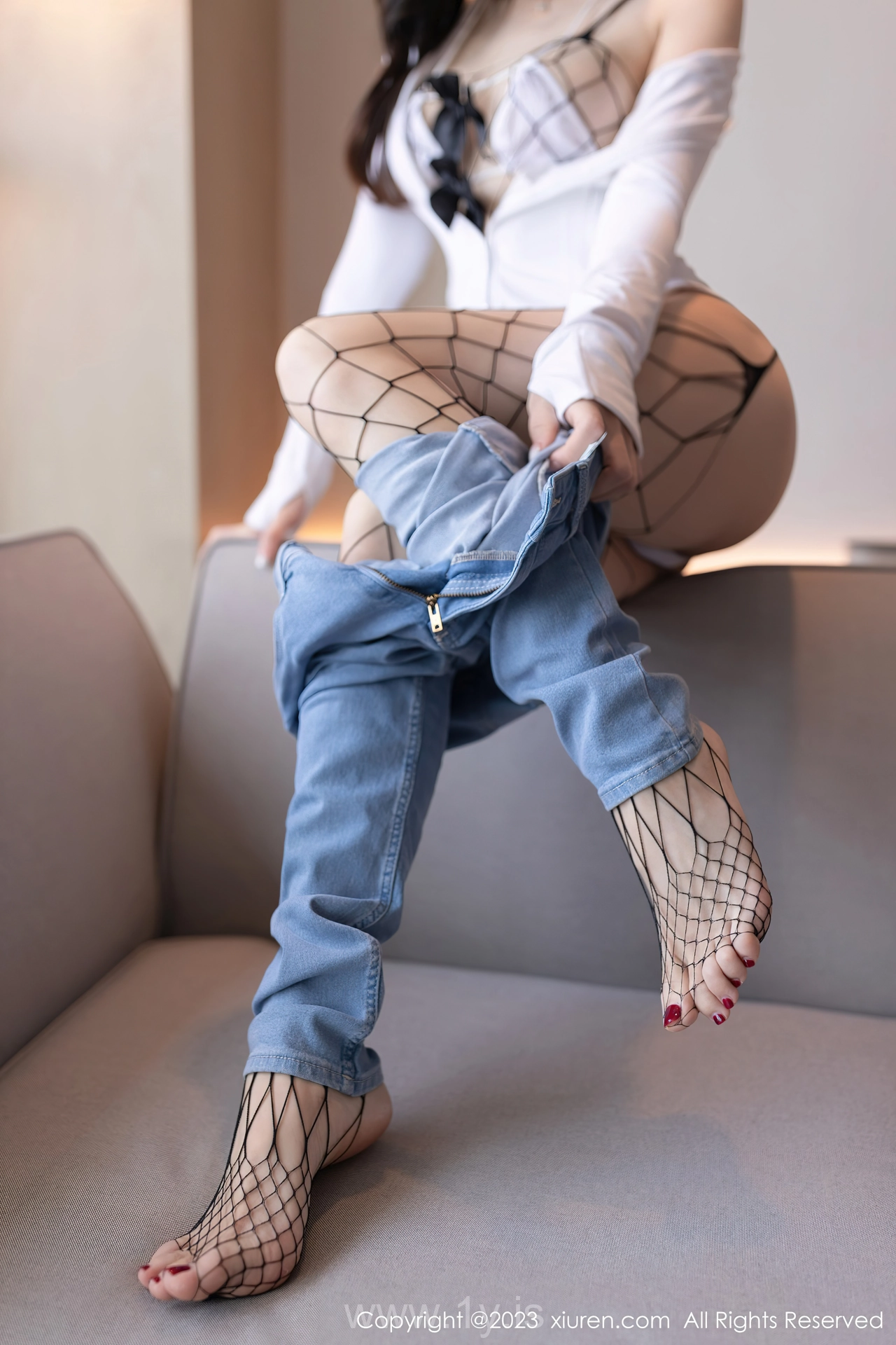 XIUREN(秀人网) No.7639 Playful & Stylish Asian Nymph 小逗逗黑色网格情趣日本旅拍写真