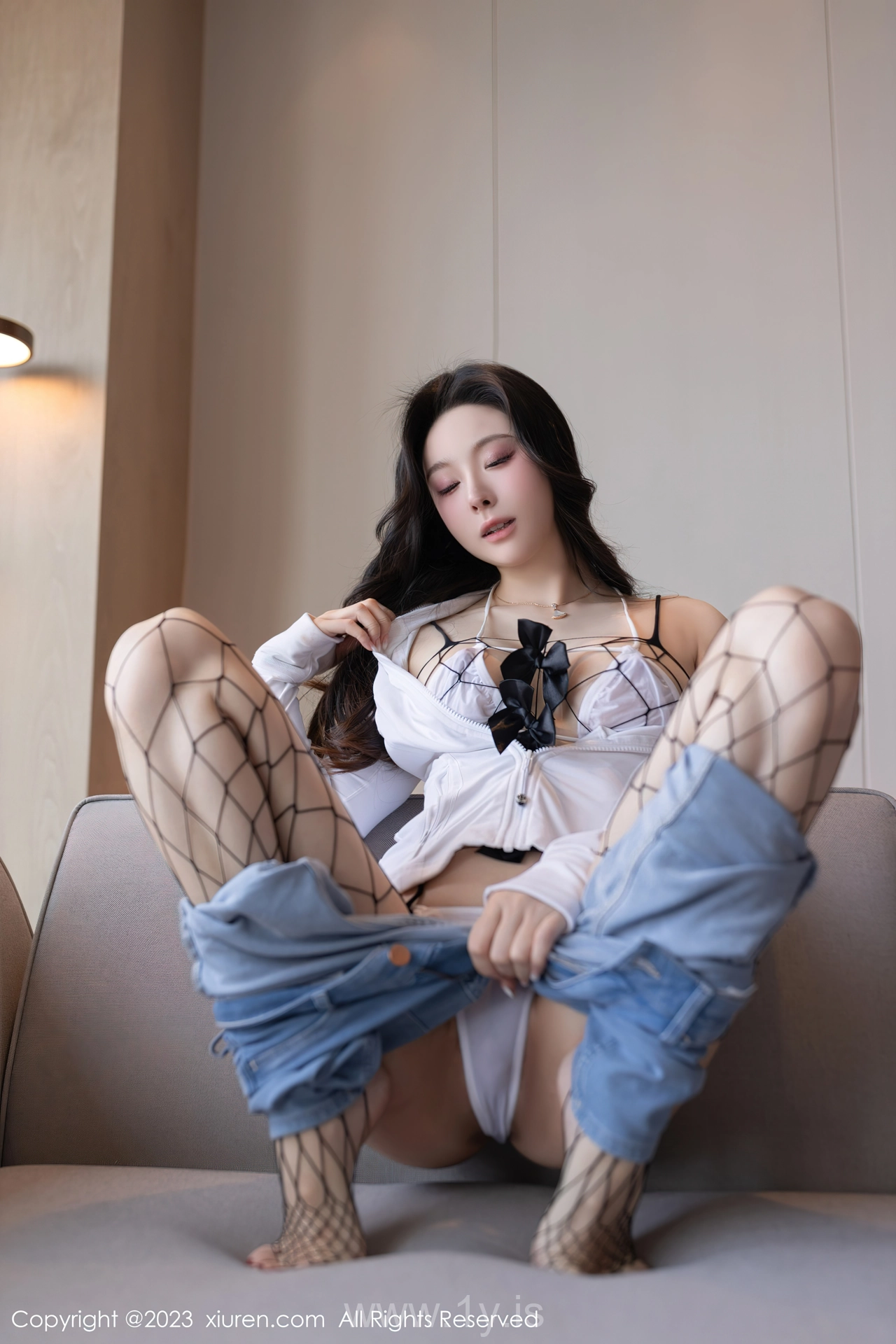 XIUREN(秀人网) No.7639 Playful & Stylish Asian Nymph 小逗逗黑色网格情趣日本旅拍写真
