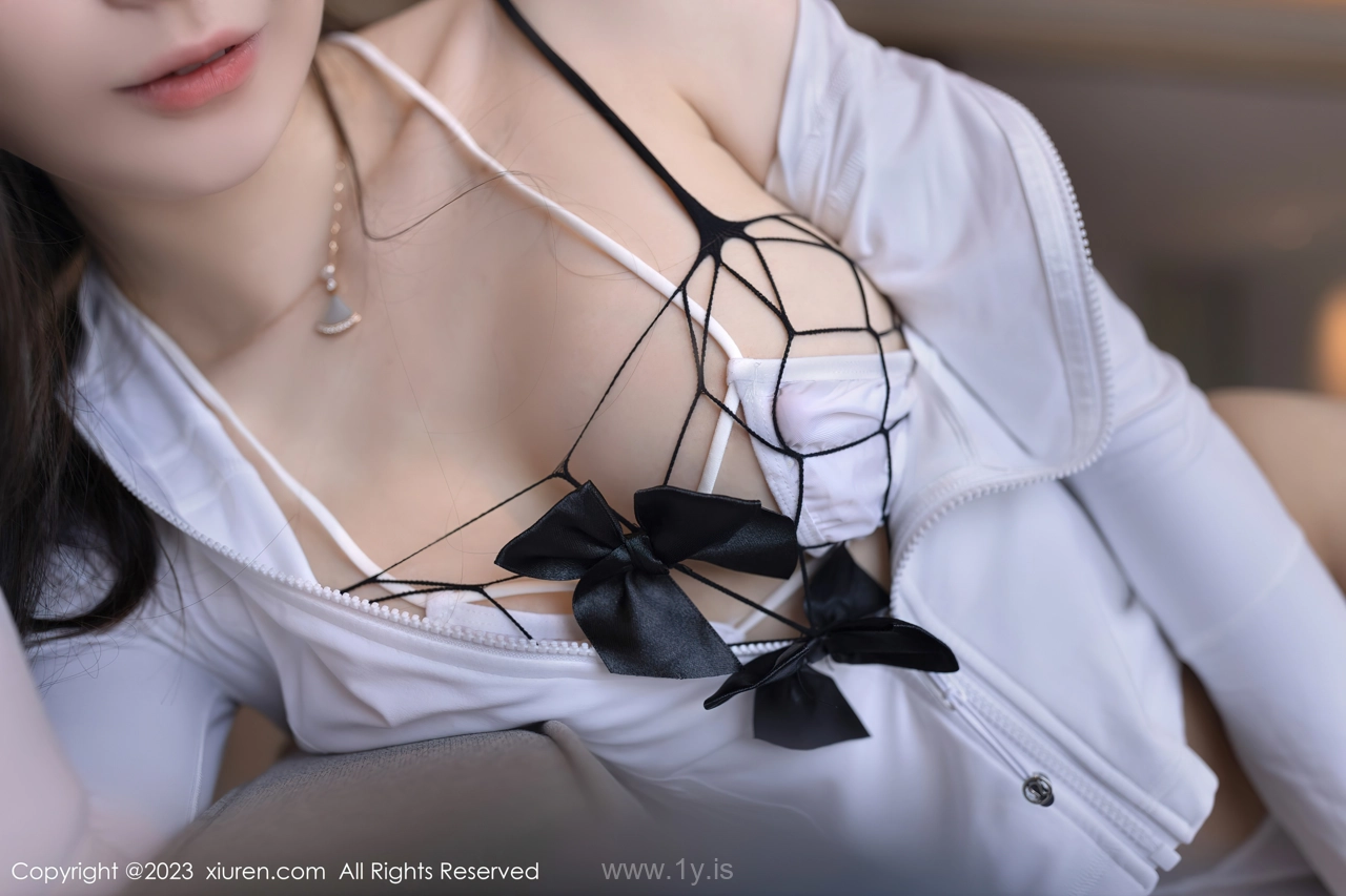 XIUREN(秀人网) No.7639 Playful & Stylish Asian Nymph 小逗逗黑色网格情趣日本旅拍写真