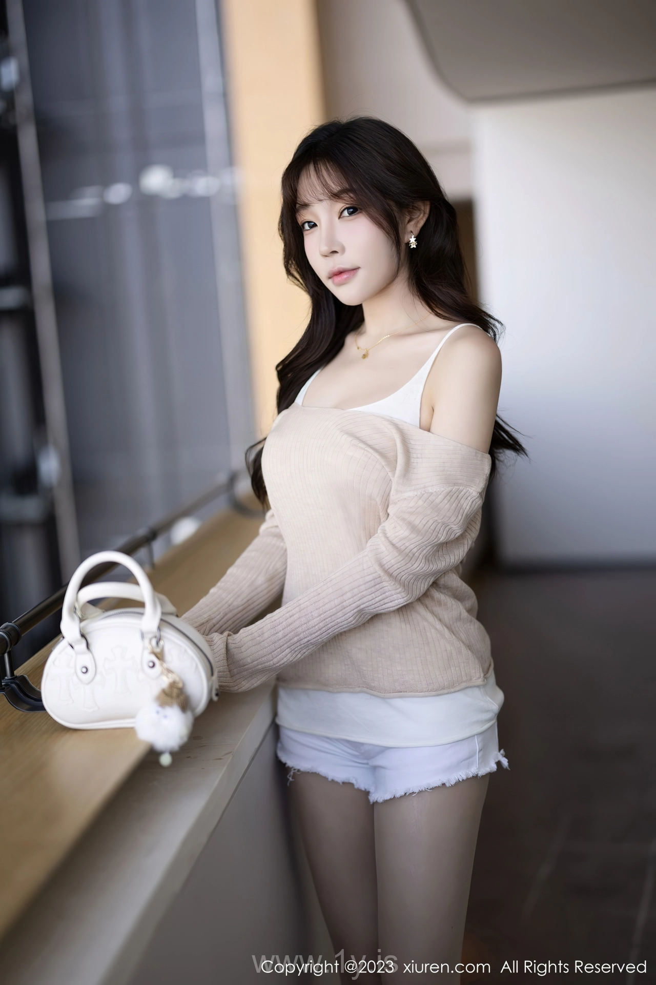 XIUREN(秀人网) No.7647 Fancy Asian Peri 徐莉芝Booty暖灰色上衣性感写真