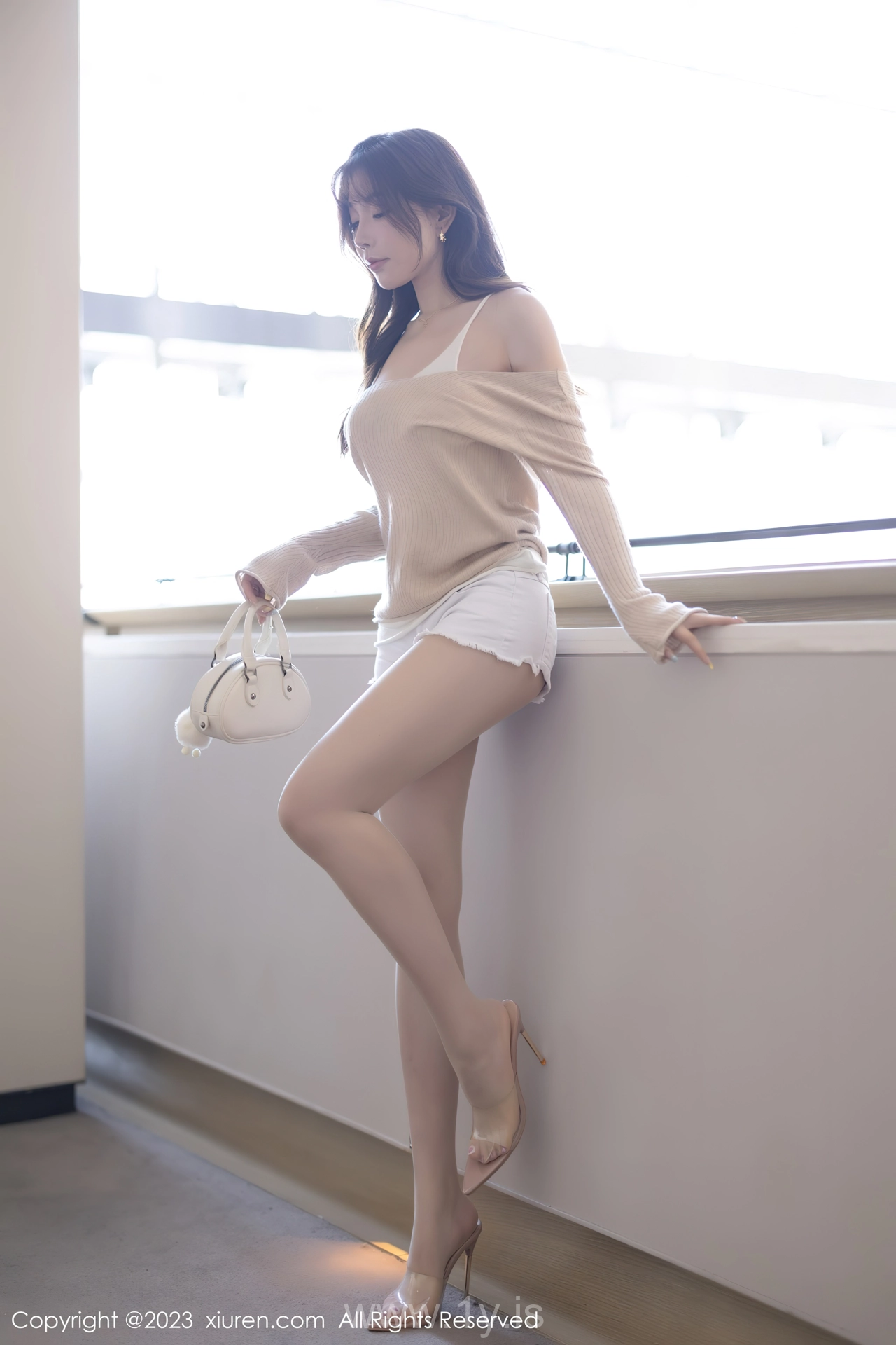 XIUREN(秀人网) No.7647 Fancy Asian Peri 徐莉芝Booty暖灰色上衣性感写真