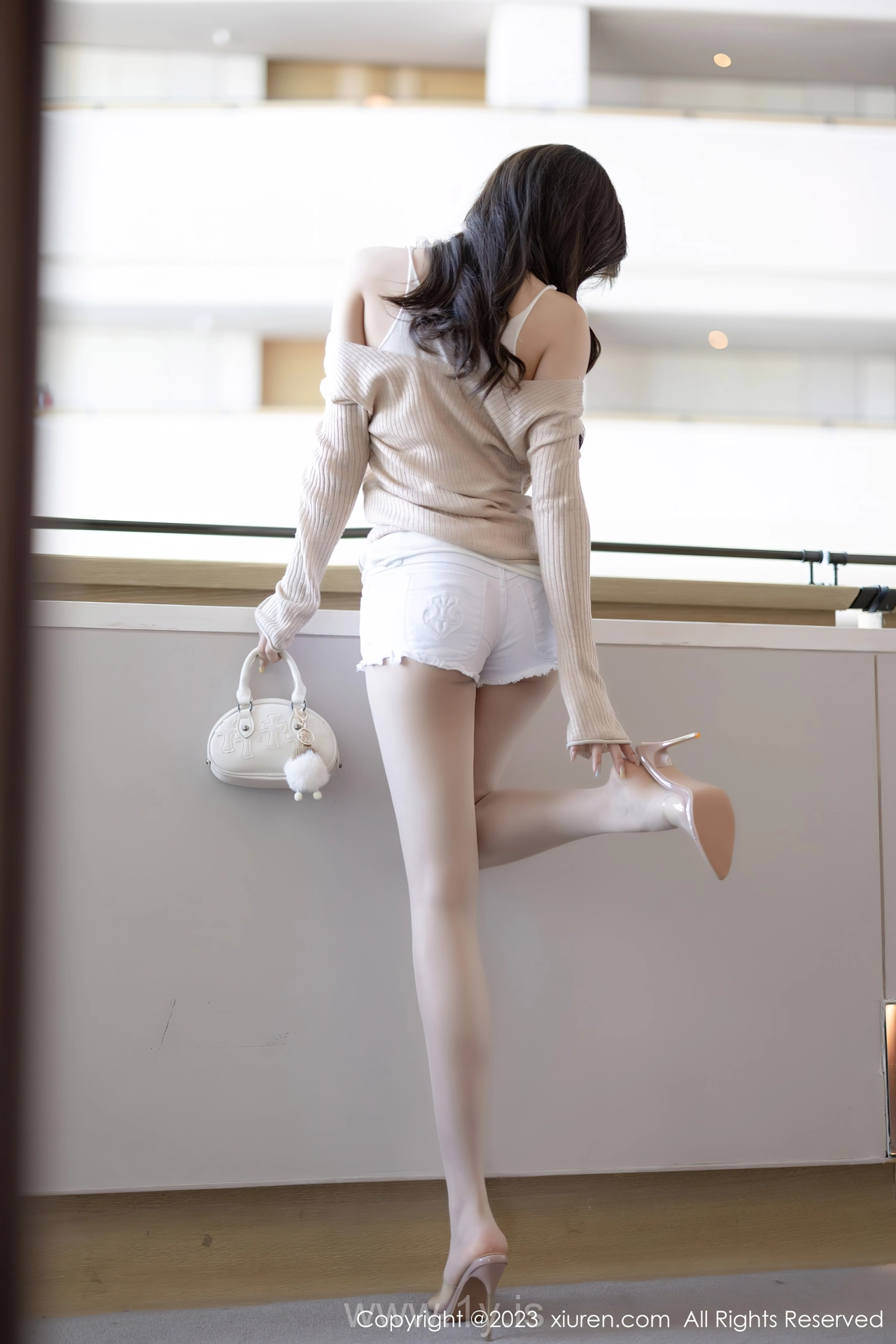 XIUREN(秀人网) No.7647 Fancy Asian Peri 徐莉芝Booty暖灰色上衣性感写真