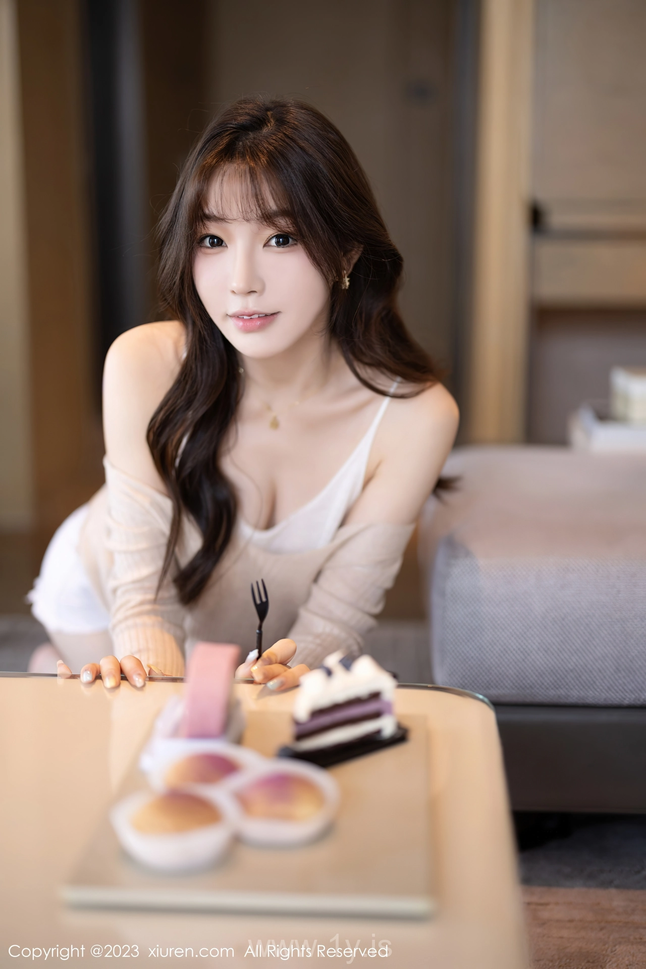 XIUREN(秀人网) No.7647 Fancy Asian Peri 徐莉芝Booty暖灰色上衣性感写真