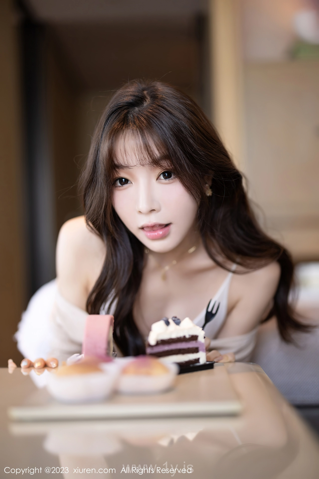 XIUREN(秀人网) No.7647 Fancy Asian Peri 徐莉芝Booty暖灰色上衣性感写真