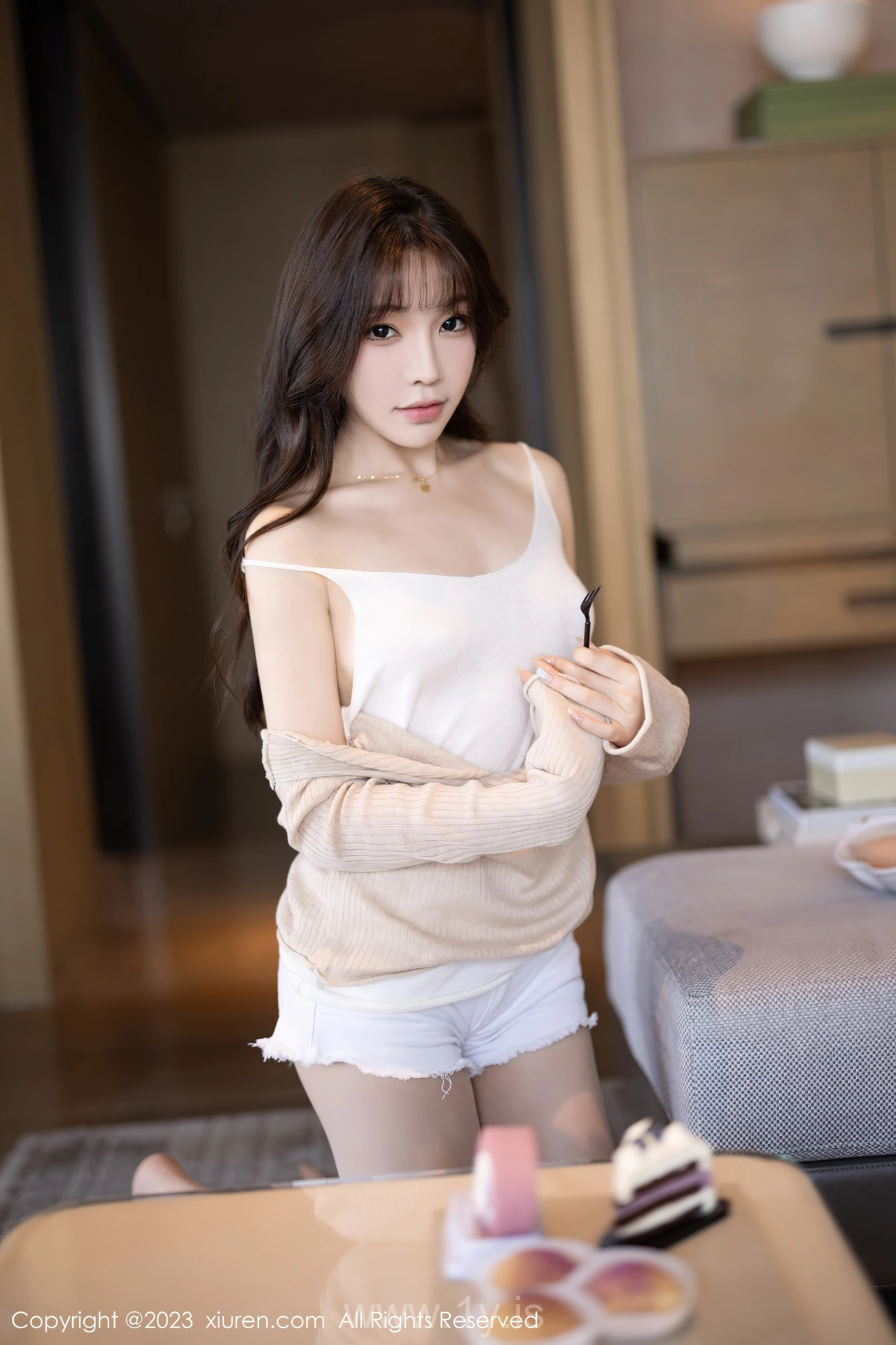 XIUREN(秀人网) No.7647 Fancy Asian Peri 徐莉芝Booty暖灰色上衣性感写真