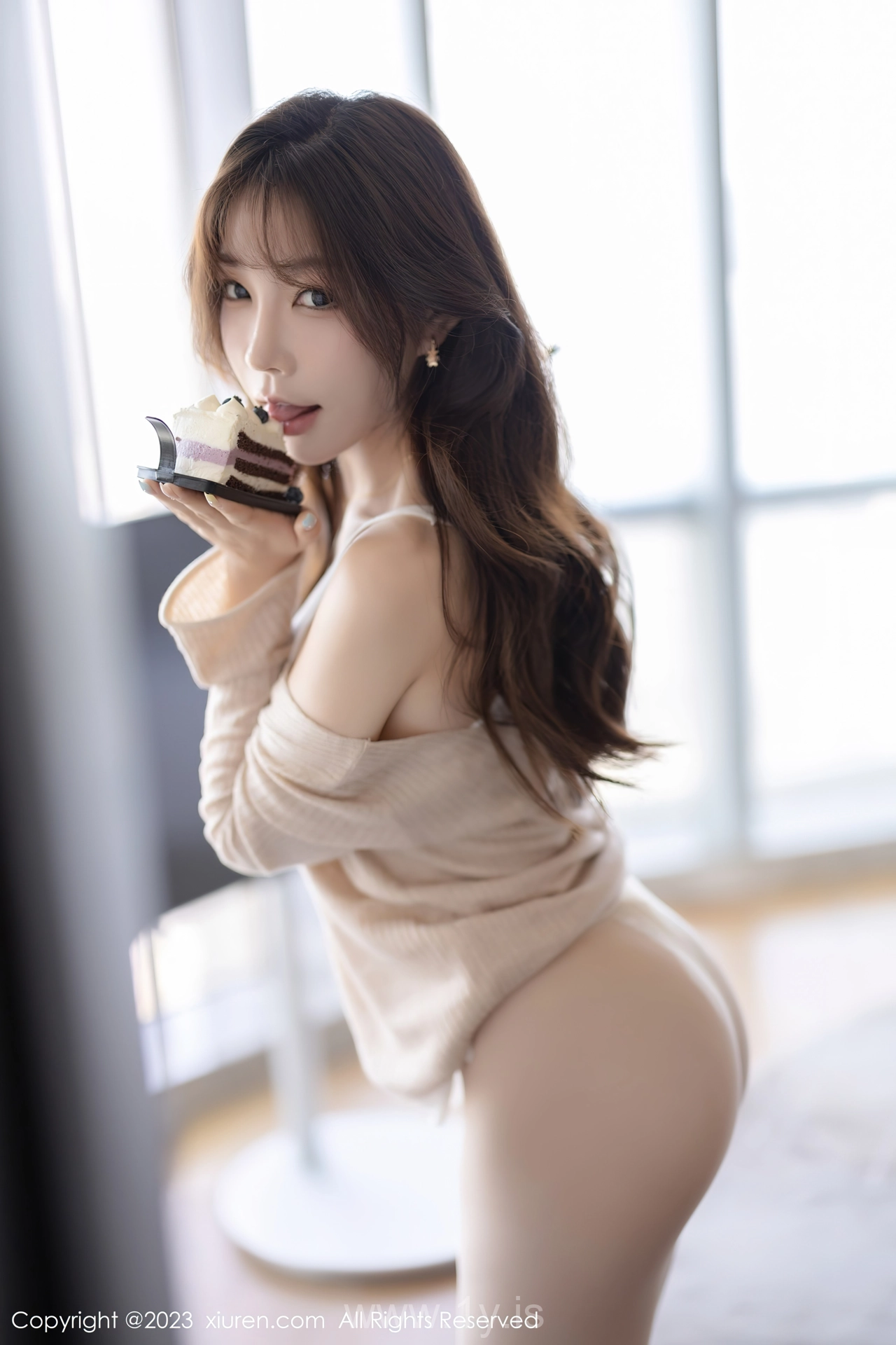 XIUREN(秀人网) No.7647 Fancy Asian Peri 徐莉芝Booty暖灰色上衣性感写真