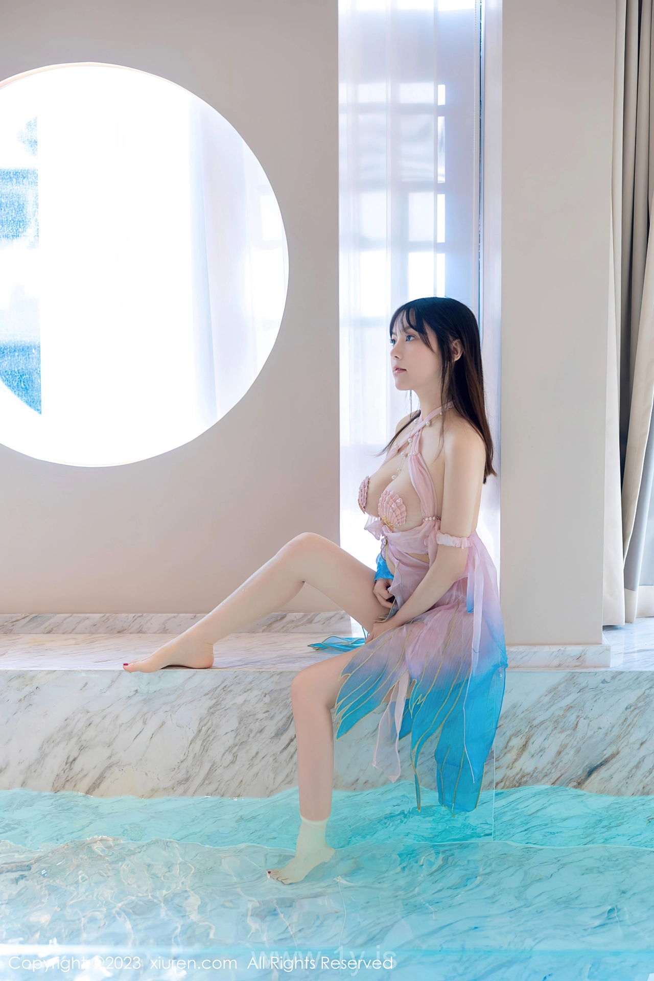 XIUREN(秀人网) No.7650 Refined & Trendy Chinese Cutie 豆瓣酱泳池场景性感写真