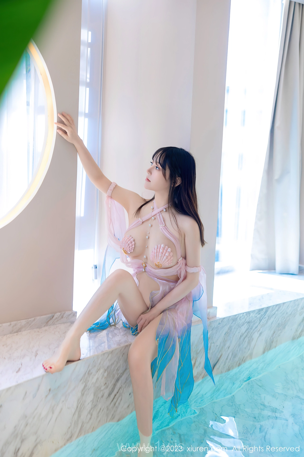 XIUREN(秀人网) No.7650 Refined & Trendy Chinese Cutie 豆瓣酱泳池场景性感写真