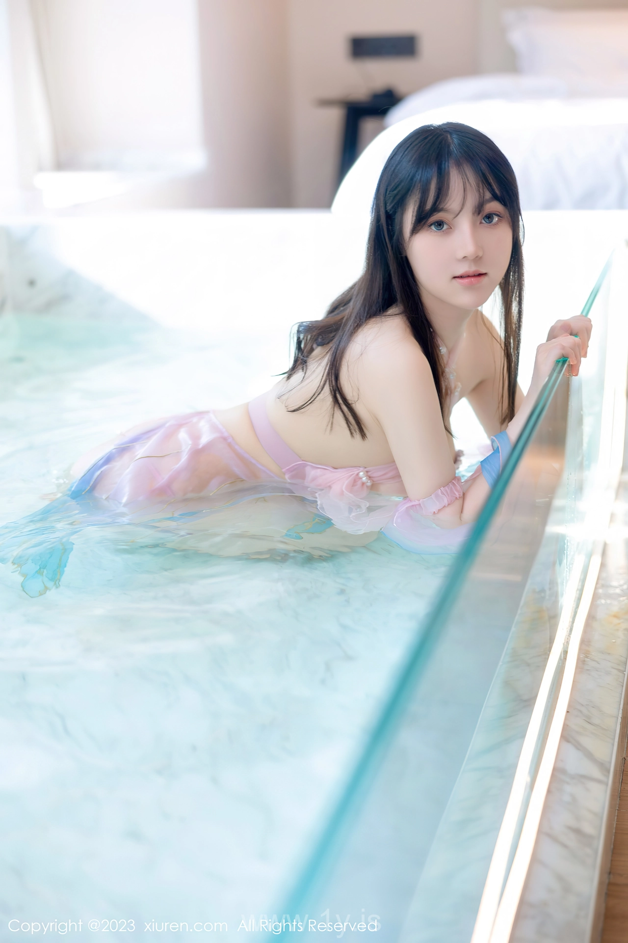 XIUREN(秀人网) No.7650 Refined & Trendy Chinese Cutie 豆瓣酱泳池场景性感写真
