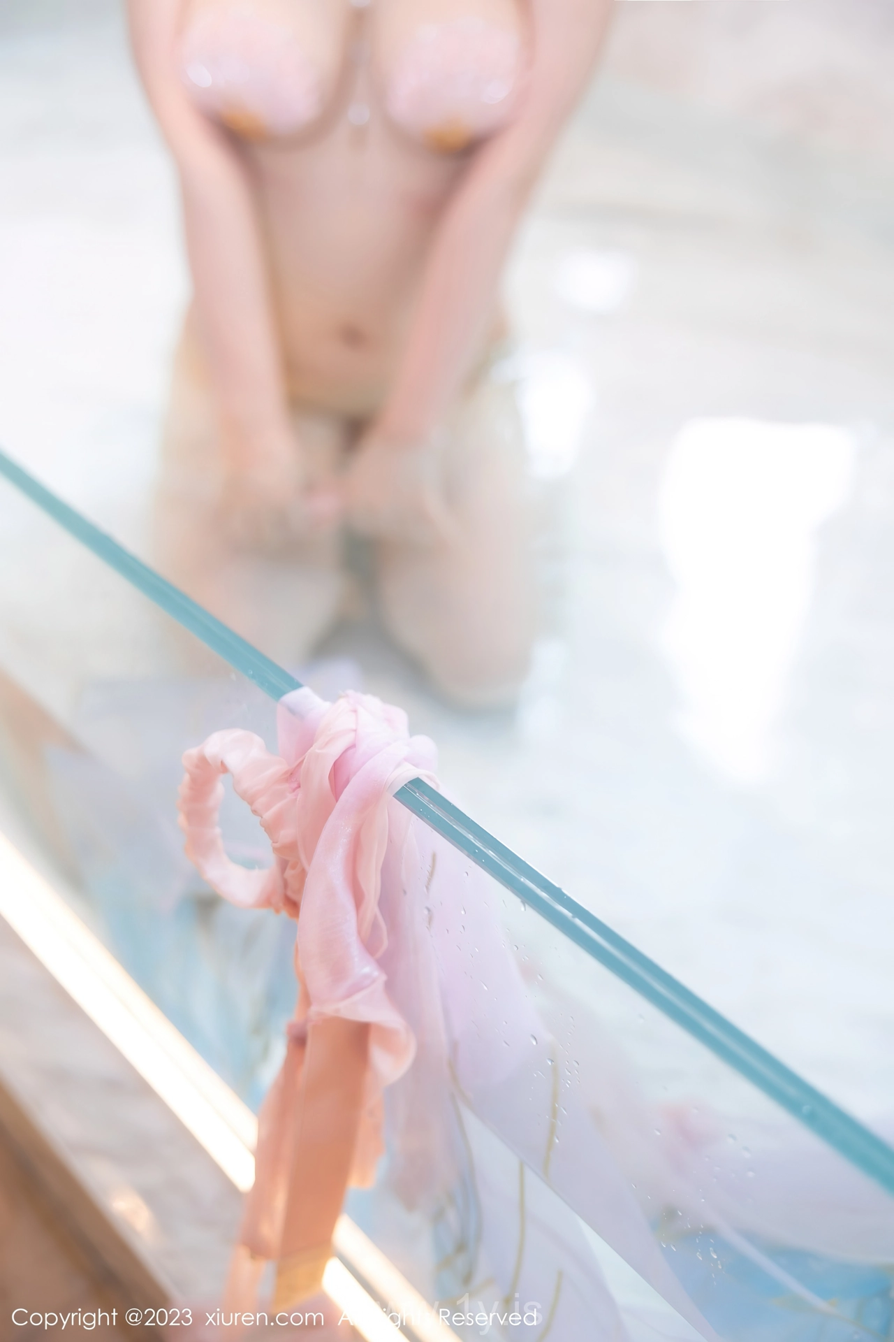XIUREN(秀人网) No.7650 Refined & Trendy Chinese Cutie 豆瓣酱泳池场景性感写真