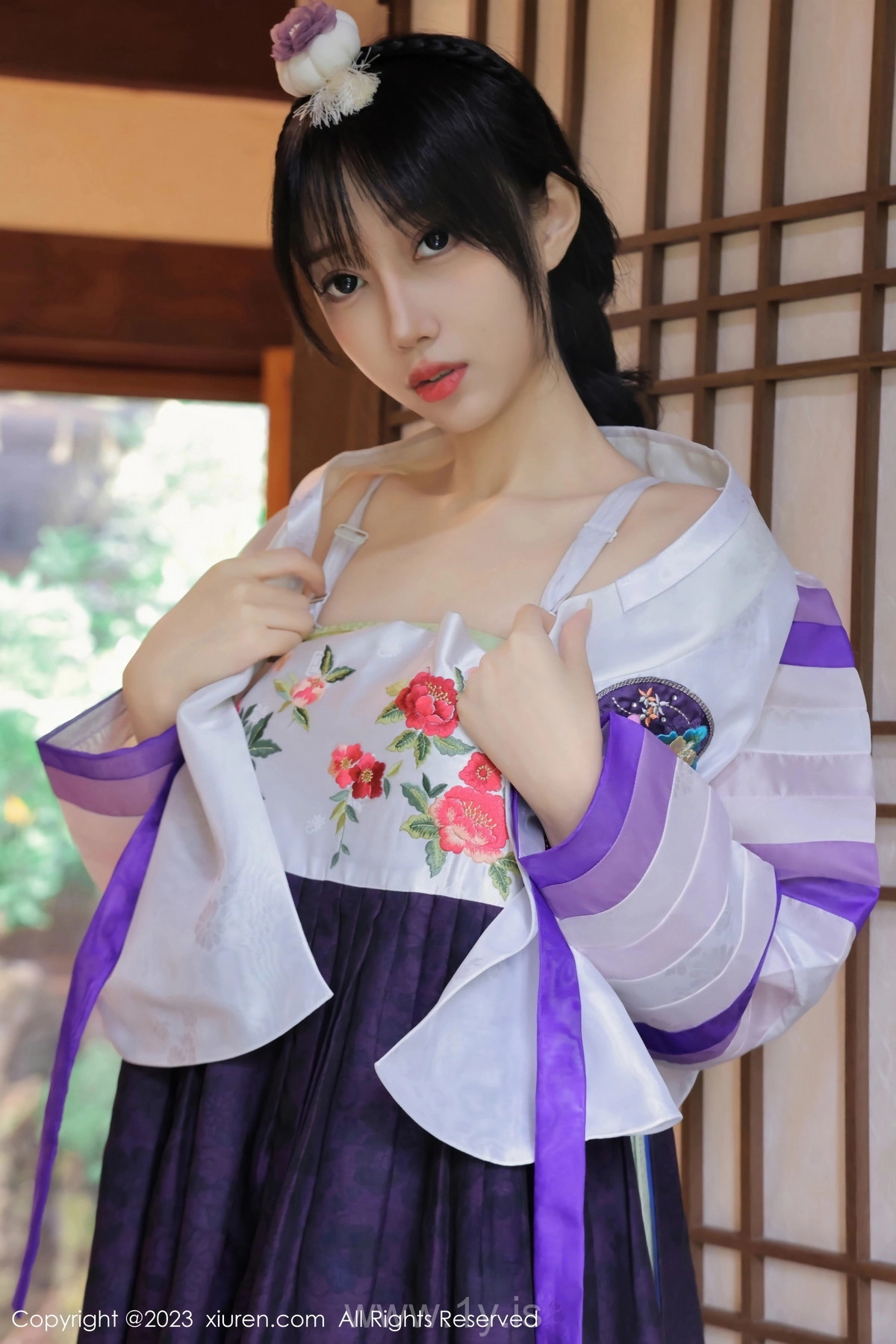 XIUREN(秀人网) No.7677 Delightful Asian Cougar 玥兒玥er