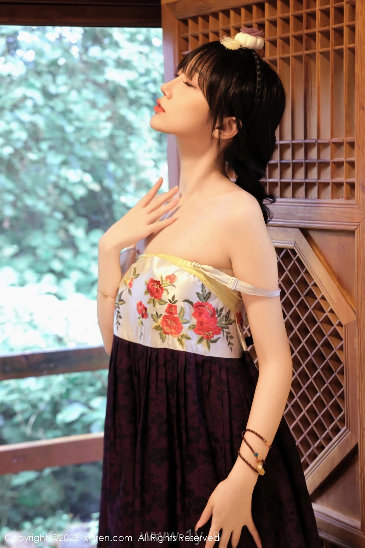 XIUREN(秀人网) No.7677 Delightful Asian Cougar 玥兒玥er