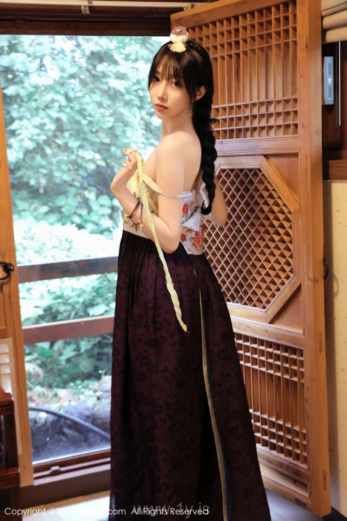 XIUREN(秀人网) No.7677 Delightful Asian Cougar 玥兒玥er