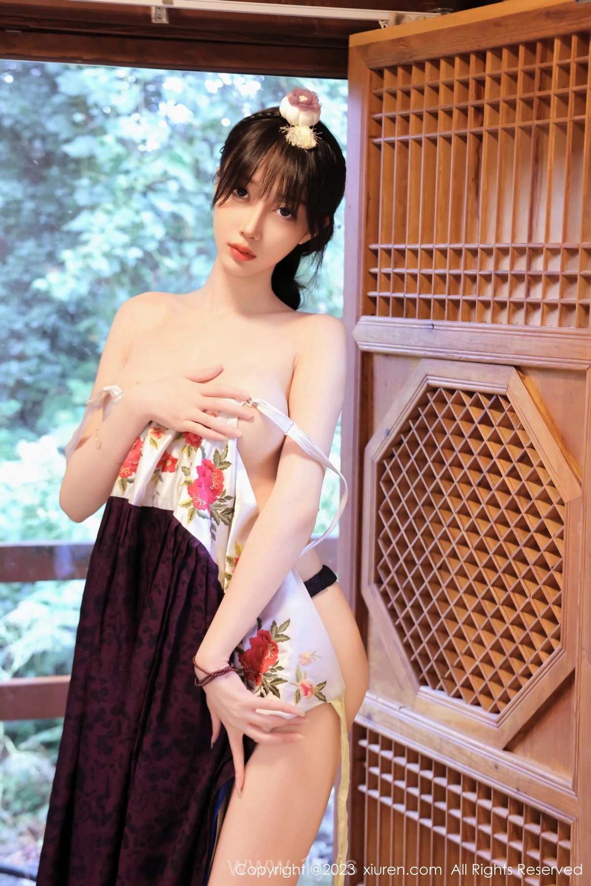 XIUREN(秀人网) No.7677 Delightful Asian Cougar 玥兒玥er
