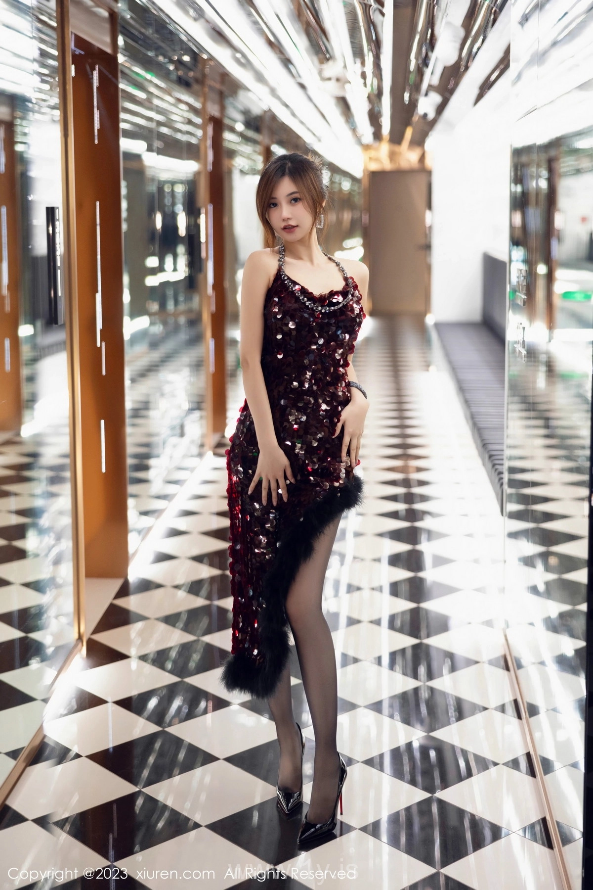 XIUREN(秀人网) No.7679 Refined & Adorable Asian Mature Princess 绮里嘉ula