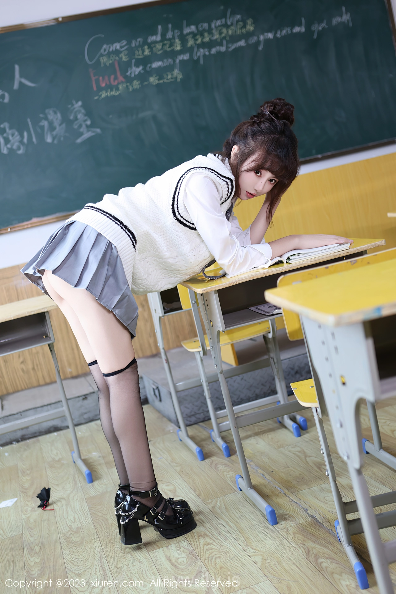 XIUREN(秀人网) No.7712 Breathtaking & Lovely Chinese Babe 白笑笑