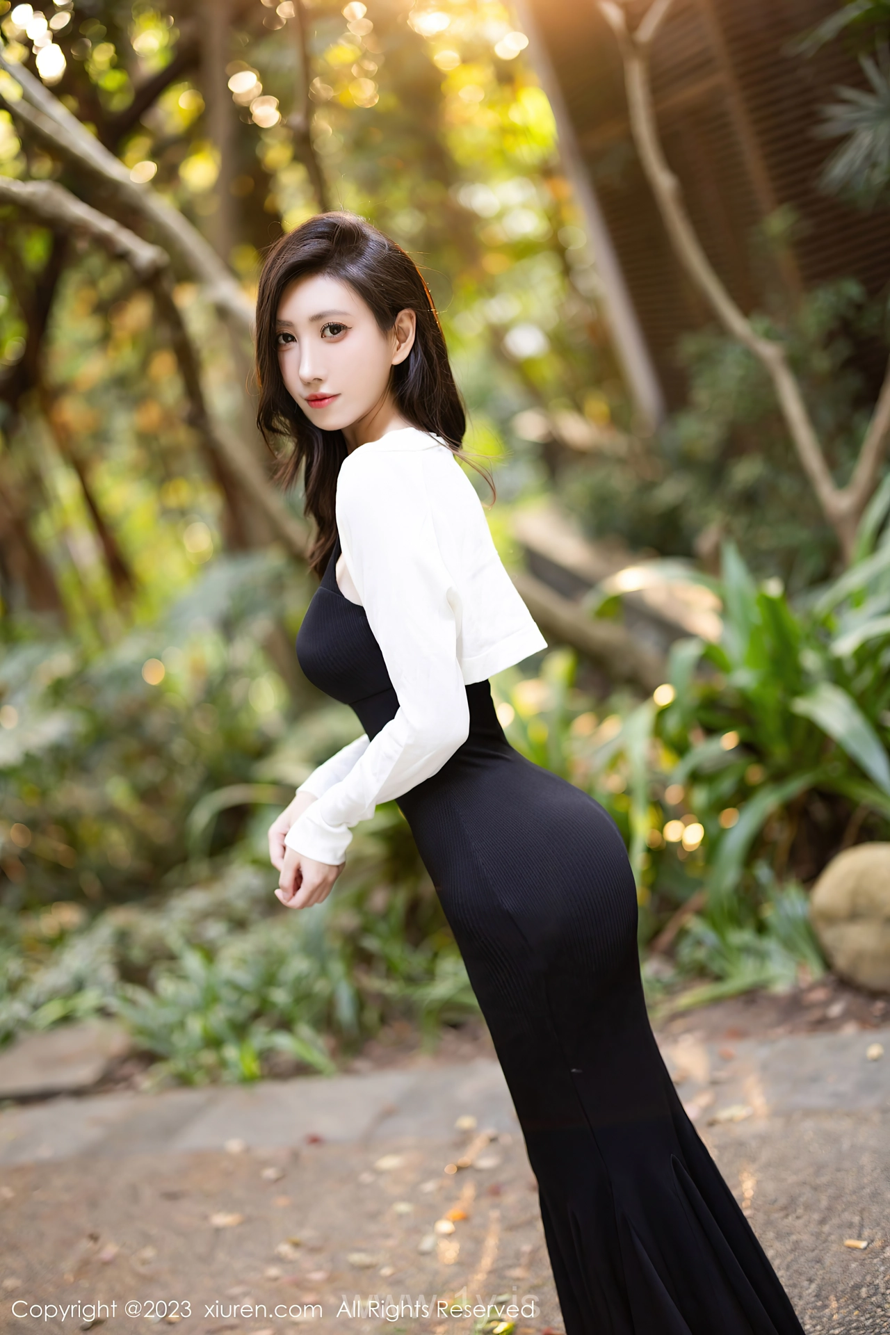 XIUREN(秀人网) No.7830 Fashionable & Delightful Chinese Charmer 章芃芃