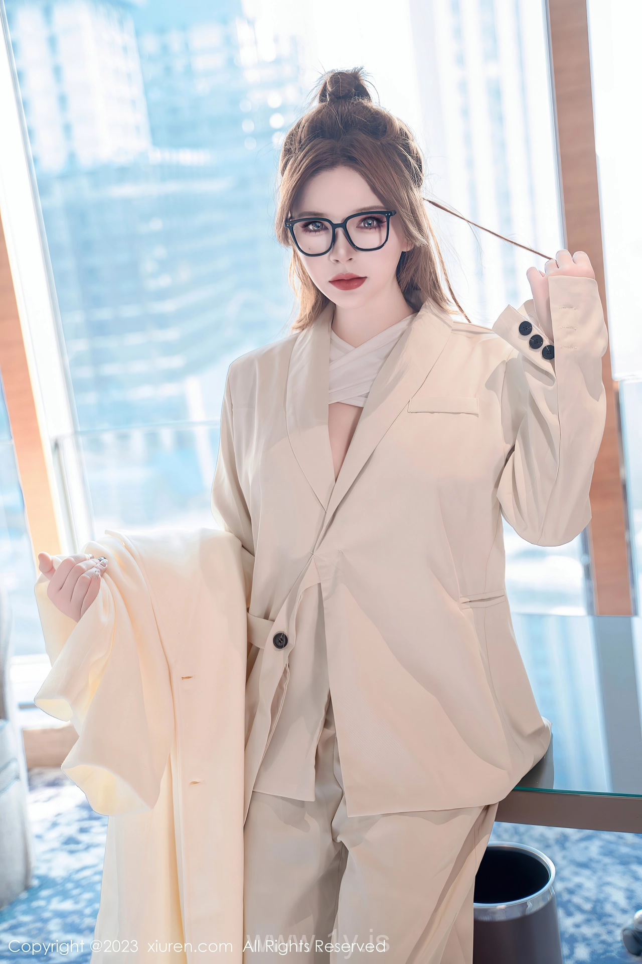 XIUREN(秀人网) No.7865 Fair & Captivating Asian Femme fatale 伊丽莎有点白