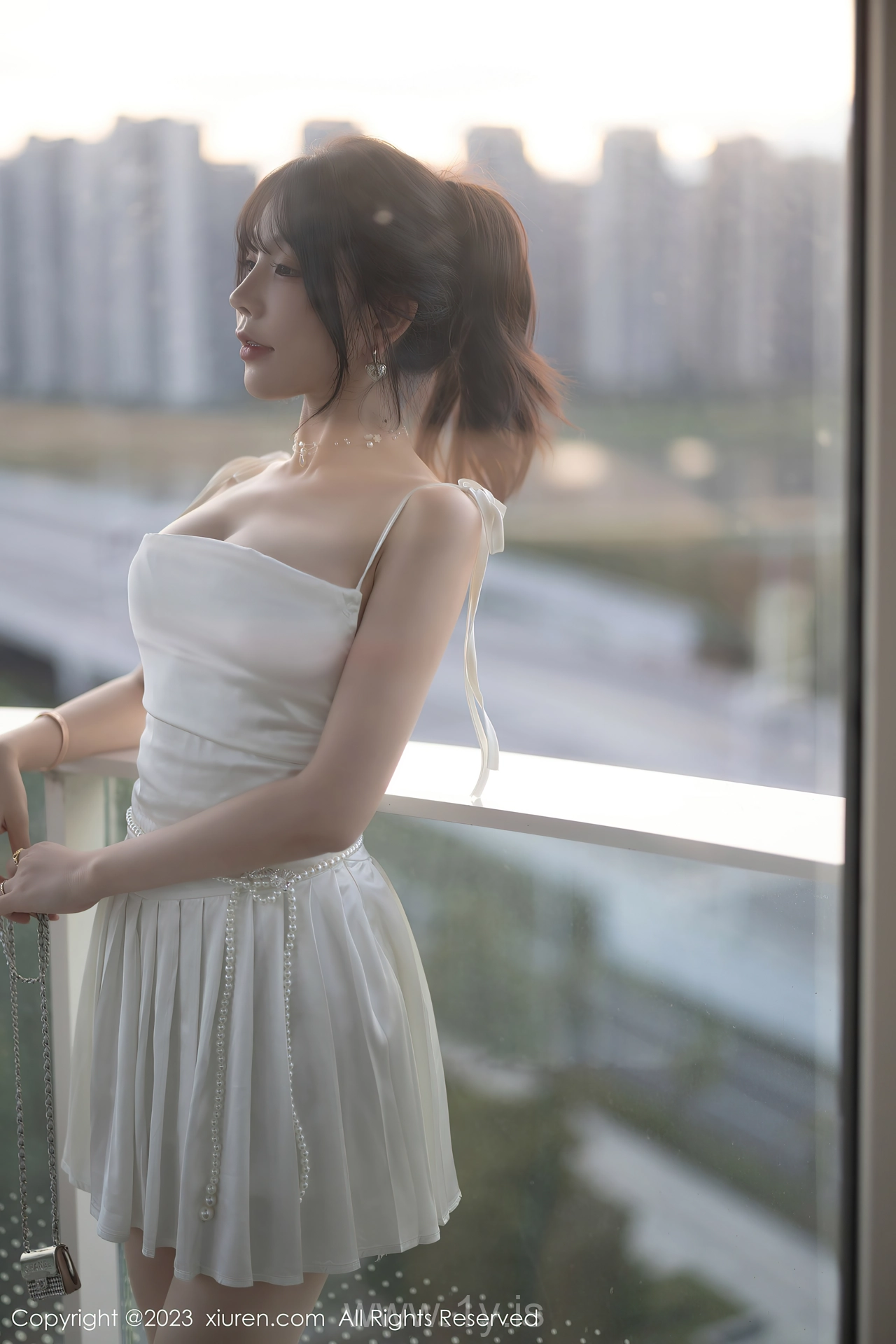 XIUREN(秀人网) No.7889 Fashionable & Innocent Asian Starlet 徐莉芝Booty