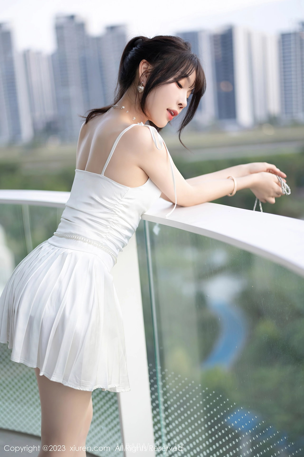 XIUREN(秀人网) No.7889 Fashionable & Innocent Asian Starlet 徐莉芝Booty