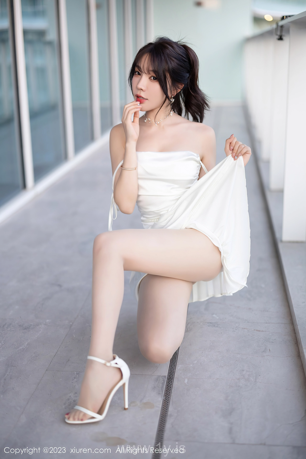 XIUREN(秀人网) No.7889 Fashionable & Innocent Asian Starlet 徐莉芝Booty