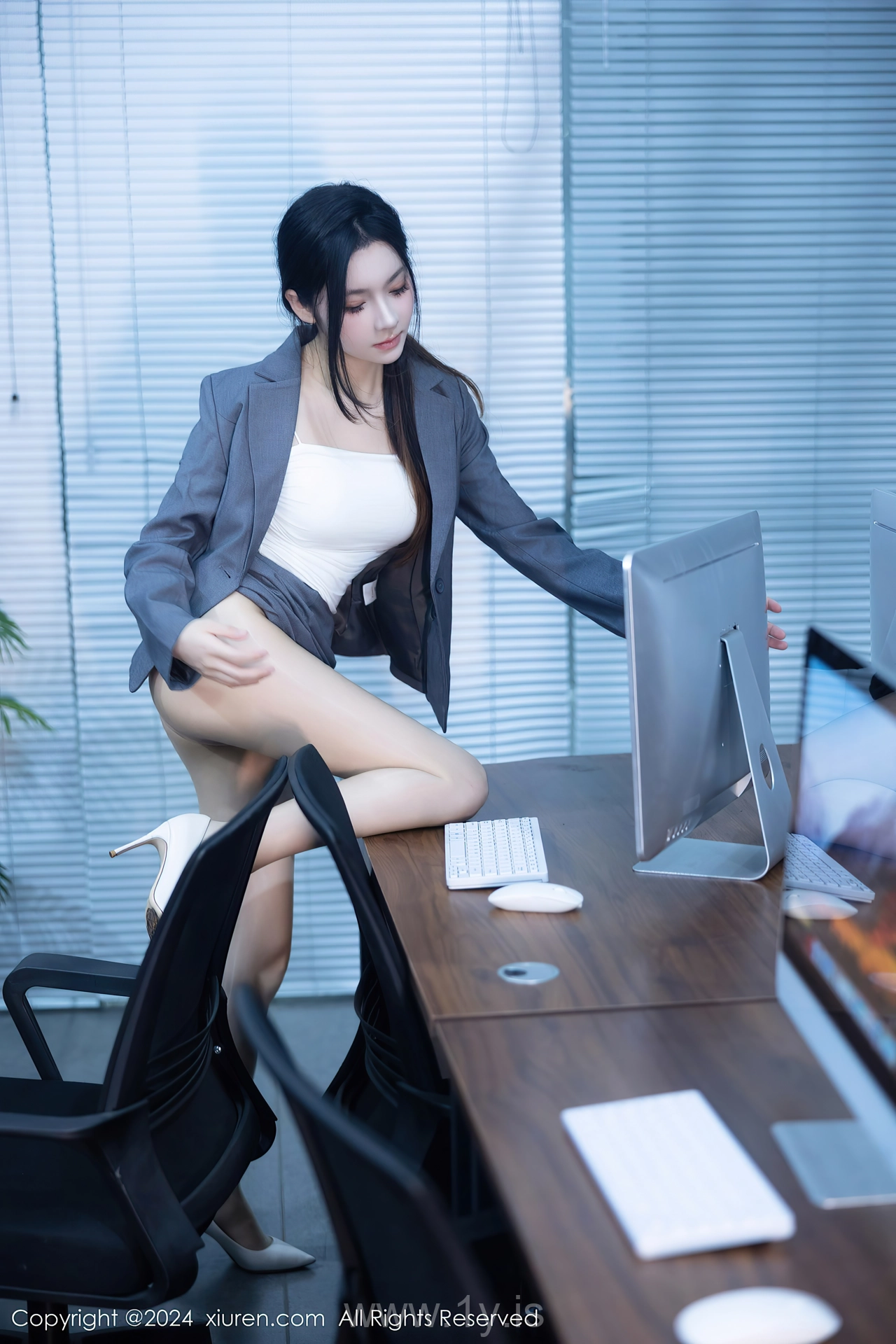 XIUREN(秀人网) No.7923 Refined & Delightful Chinese Hottie 豆瓣酱