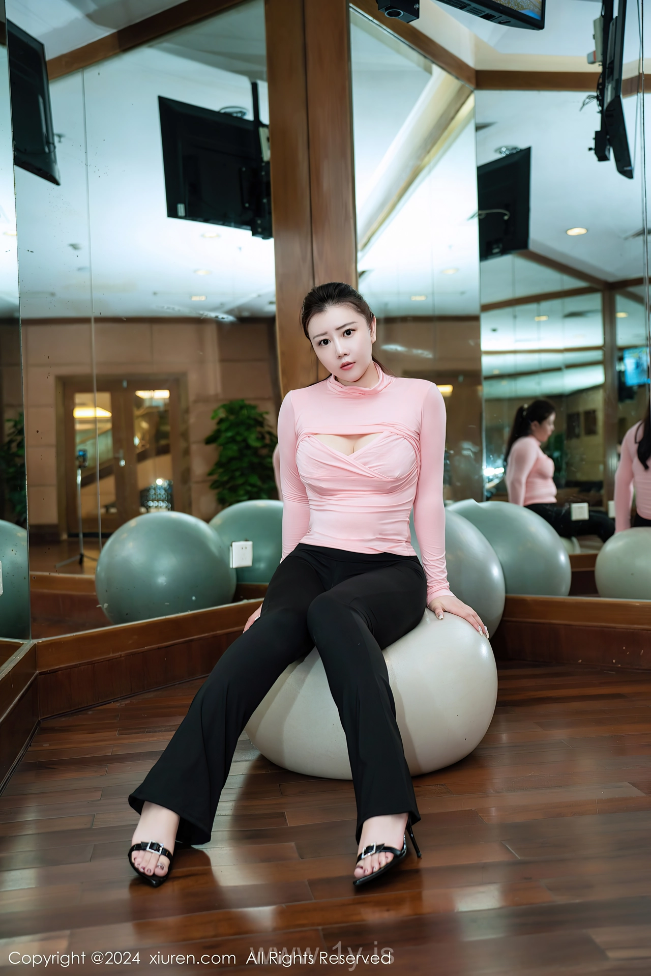 XIUREN(秀人网) No.7943 Enigmatic Chinese Teen 王婉悠Queen