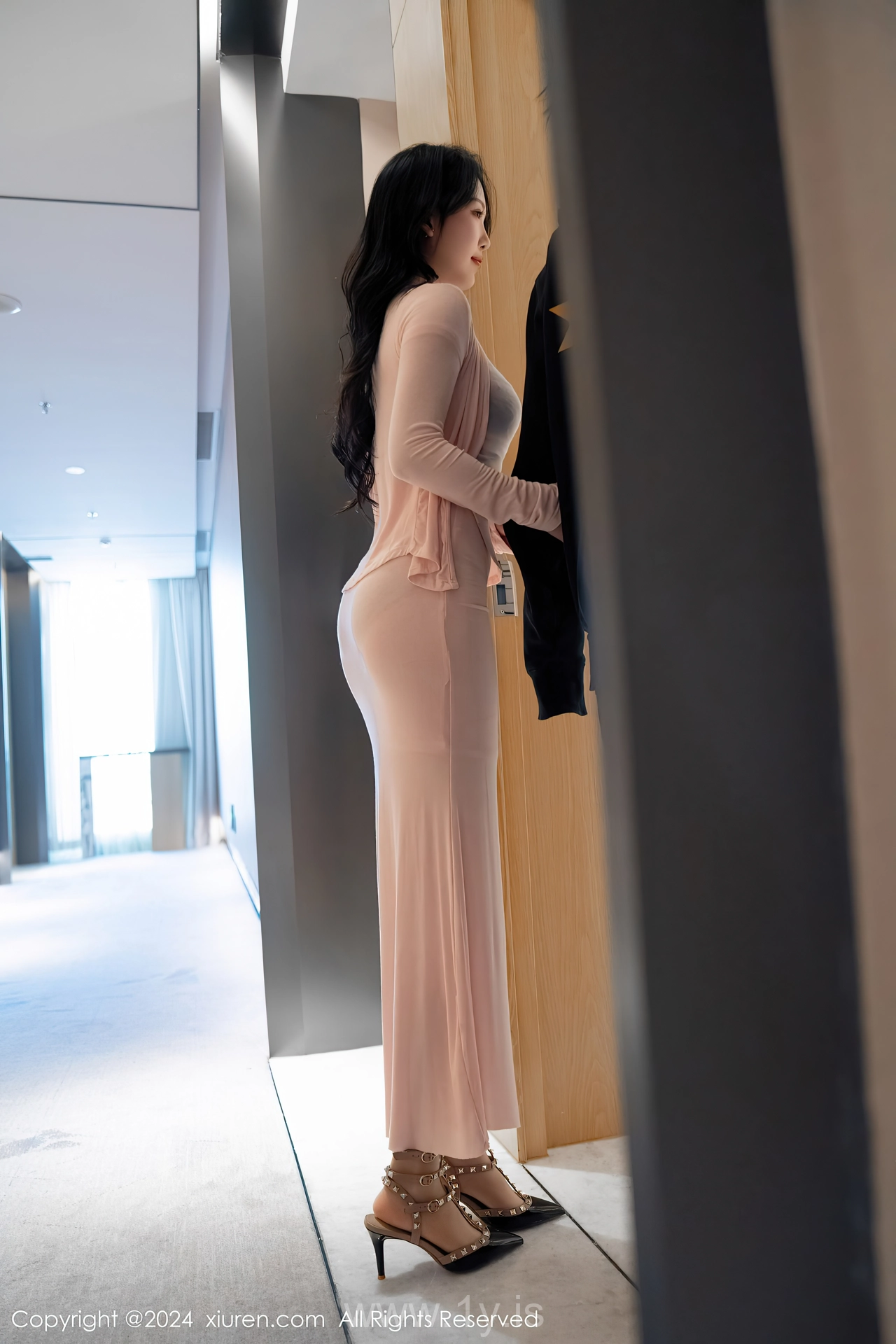 XIUREN(秀人网) No.7945 Sultry Chinese Starlet 利世